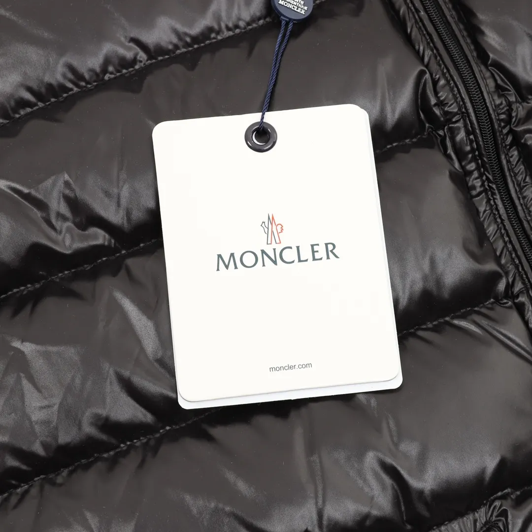 P560 Moncler maya/mask thin diagonal zipper down vest Size: 1-5