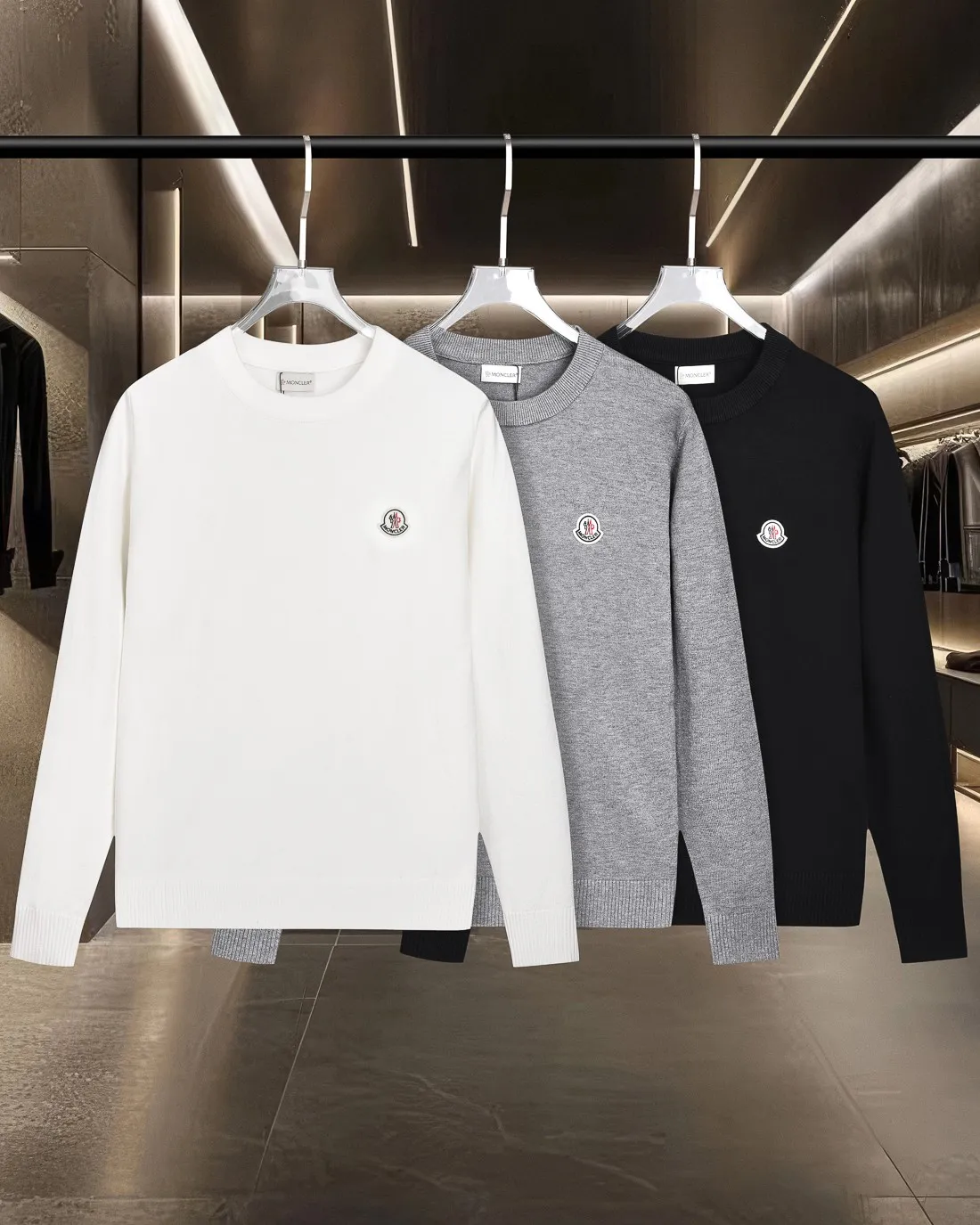 P236 Moncler/muzzle 25Fw classic chest Logo letter badge logo casual knitted pullover sweater 2025FW official website new original fabric official same style Selected sweater customization Imported wool fabric High-end version, counter custom fabric High breathability and comfort, exquisite workmanship, impeccable detail processing, ✅ custom logo engraved buttons, three labels complete. Brand element design concept reflects high quality. It feels delicate and soft! Presenting a casual cut, the upper body shape is great 🐍 Color; black, white and gray Size: M-XXXL