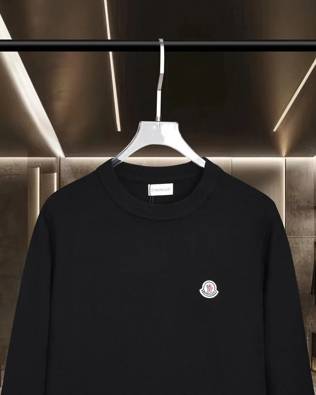 P236 Moncler/muzzle 25Fw classic chest Logo letter badge logo casual knitted pullover sweater 2025FW official website new original fabric official same style Selected sweater customization Imported wool fabric High-end version, counter custom fabric High breathability and comfort, exquisite workmanship, impeccable detail processing, ✅ custom logo engraved buttons, three labels complete. Brand element design concept reflects high quality. It feels delicate and soft! Presenting a casual cut, the upper body shape is great 🐍 Color; black, white and gray Size: M-XXXL