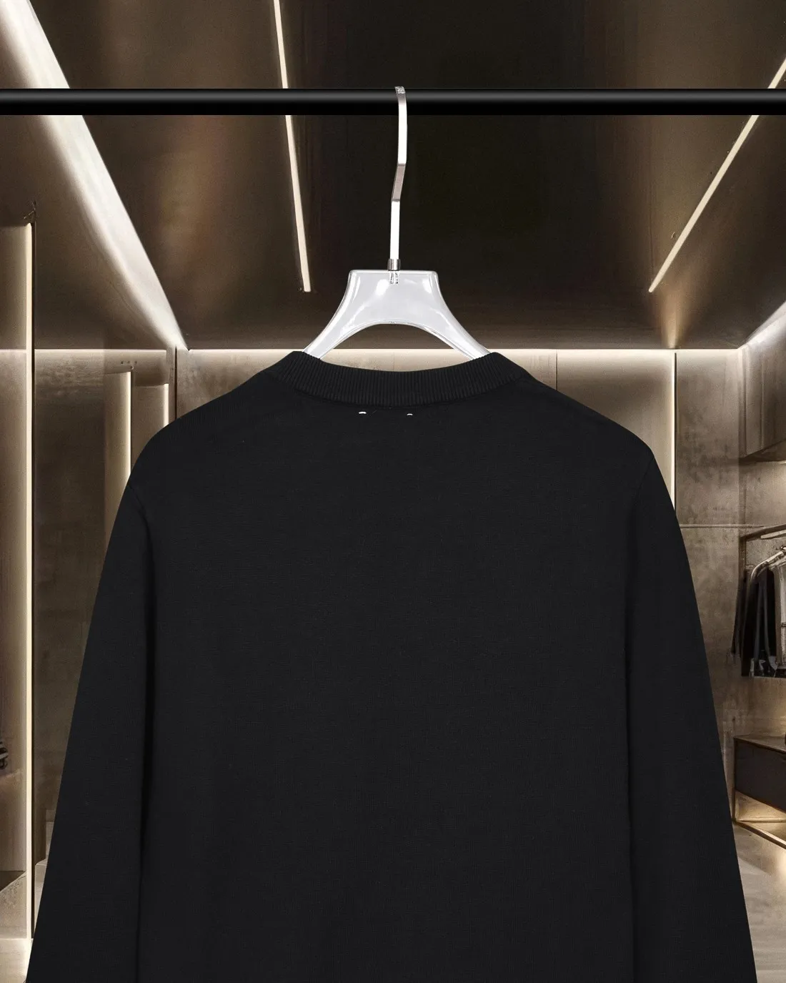P236 Moncler/muzzle 25Fw classic chest Logo letter badge logo casual knitted pullover sweater 2025FW official website new original fabric official same style Selected sweater customization Imported wool fabric High-end version, counter custom fabric High breathability and comfort, exquisite workmanship, impeccable detail processing, ✅ custom logo engraved buttons, three labels complete. Brand element design concept reflects high quality. It feels delicate and soft! Presenting a casual cut, the upper body shape is great 🐍 Color; black, white and gray Size: M-XXXL