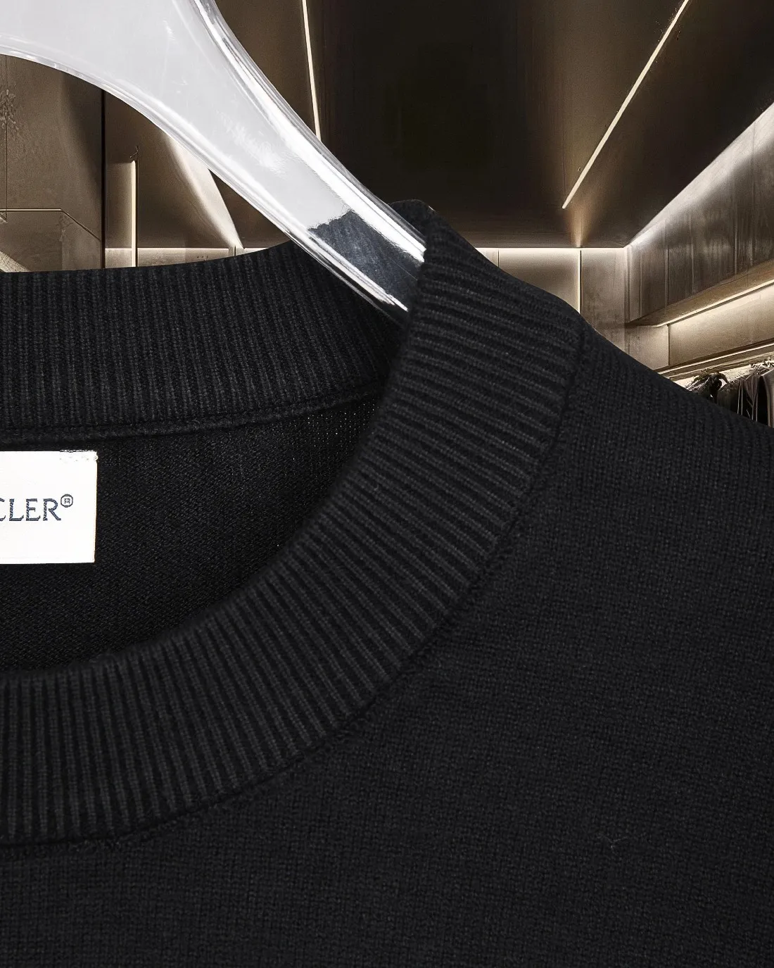 P236 Moncler/muzzle 25Fw classic chest Logo letter badge logo casual knitted pullover sweater 2025FW official website new original fabric official same style Selected sweater customization Imported wool fabric High-end version, counter custom fabric High breathability and comfort, exquisite workmanship, impeccable detail processing, ✅ custom logo engraved buttons, three labels complete. Brand element design concept reflects high quality. It feels delicate and soft! Presenting a casual cut, the upper body shape is great 🐍 Color; black, white and gray Size: M-XXXL