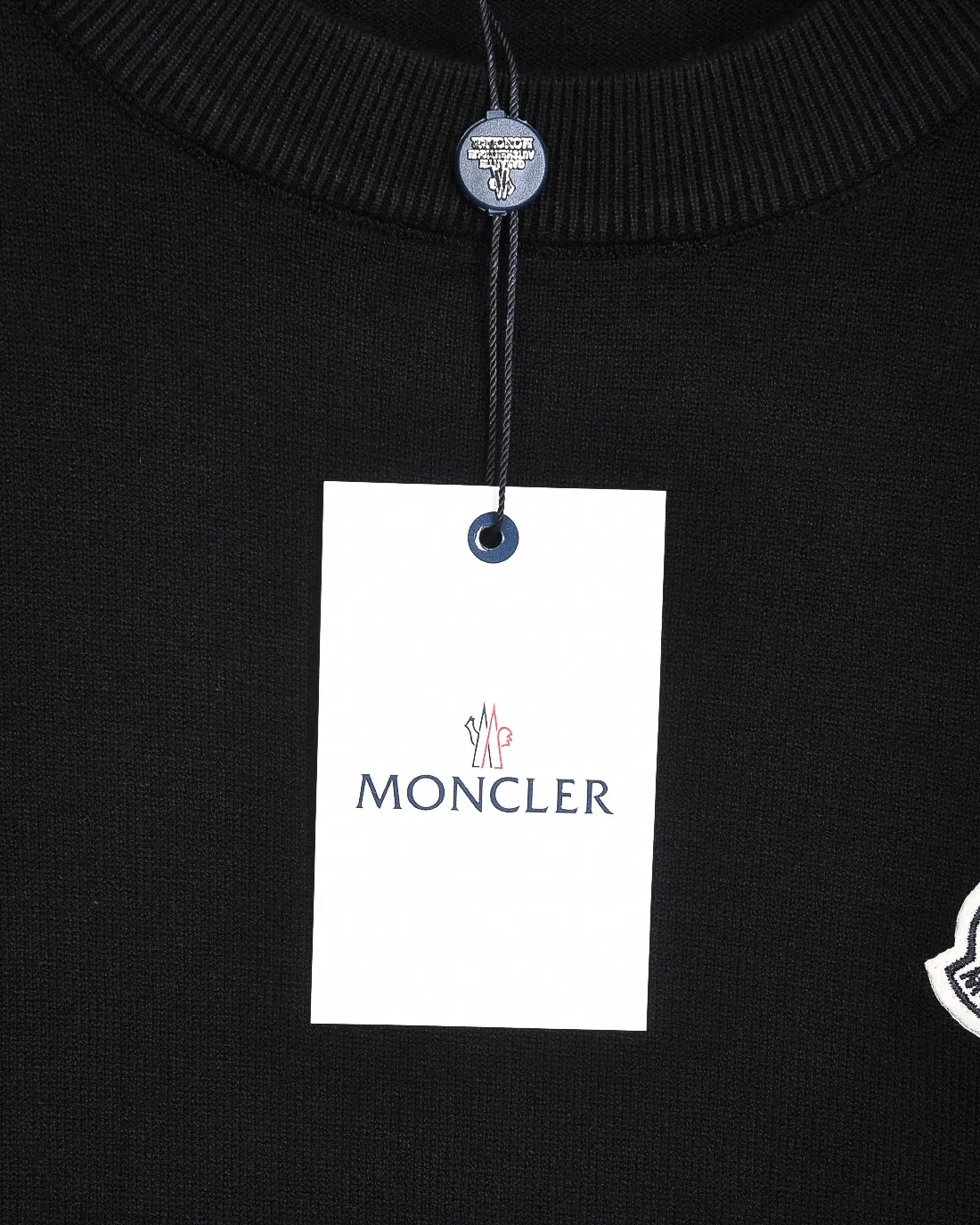 P236 Moncler/muzzle 25Fw classic chest Logo letter badge logo casual knitted pullover sweater 2025FW official website new original fabric official same style Selected sweater customization Imported wool fabric High-end version, counter custom fabric High breathability and comfort, exquisite workmanship, impeccable detail processing, ✅ custom logo engraved buttons, three labels complete. Brand element design concept reflects high quality. It feels delicate and soft! Presenting a casual cut, the upper body shape is great 🐍 Color; black, white and gray Size: M-XXXL