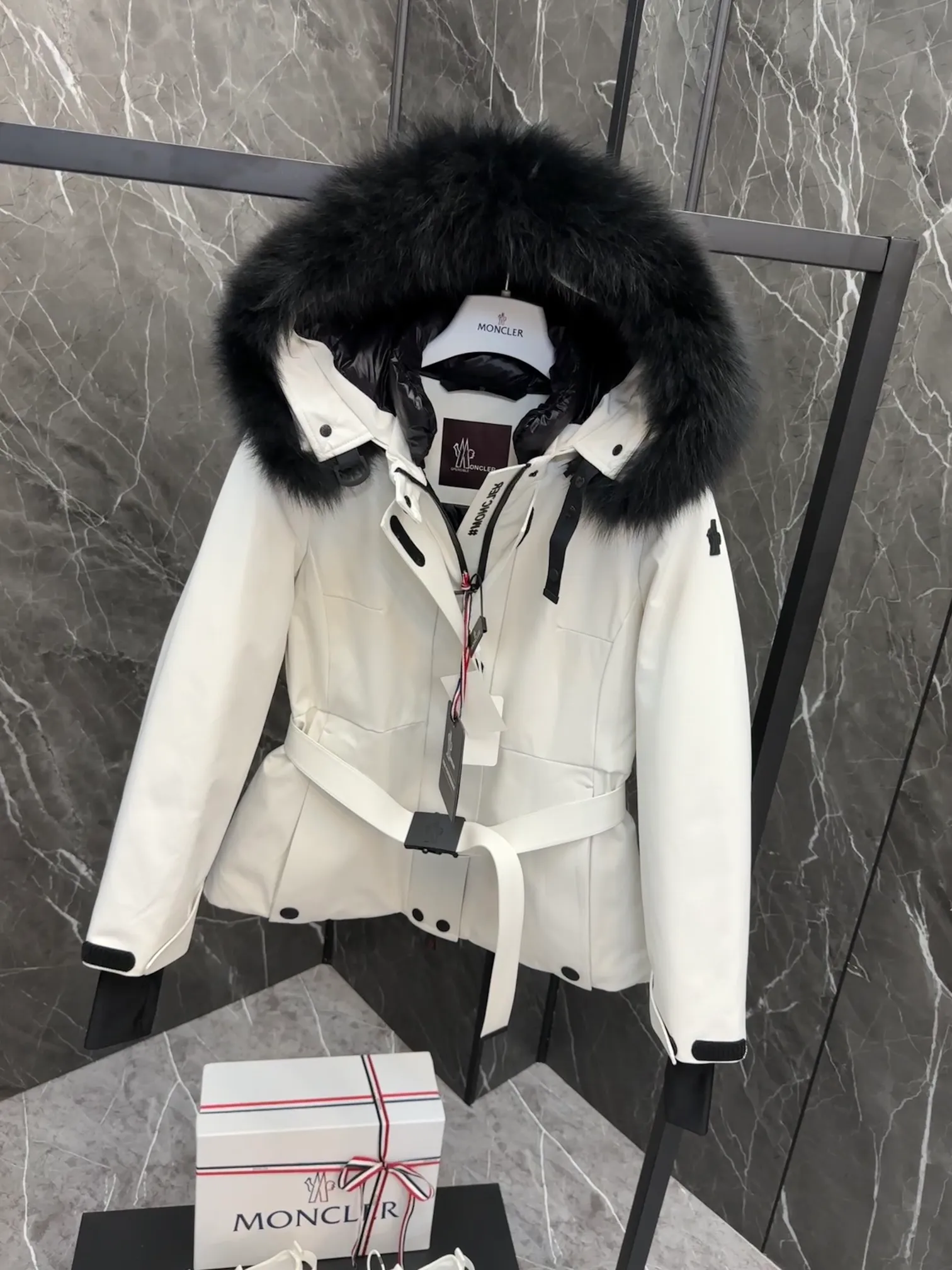 P1260 Special down ⬆️Moncler Grenble Laplance (channel selection) high-end women's down ski jacket, ski fur high-end series Laplance women's down ski jacket is specially designed for alpine skiing, which can keep you warm on the slopes. The Laplance women's ski jacket is made of polyester and covered with GORE-TEX membrane for excellent wind protection. Sleek and feminine, it has a belt that accentuates the silhouette, and the hood's fur trim is removable in case of rain or snow. Featuring zippers, ski pass pockets and avalanche reflectors, this down jacket is a mountain staple.  •Breathable •Insulated •Windproof •Designed for alpine skiing •Made from double-layer plain weave Gore-Tex Infinium™ fabric •Nylon lining •Down filled •Heat-sealed seams •Elastic drawstring hood with removable fur trim •YKK® Aquaguard zipper •Front windshield accent strap •Elastic knit wrist guards •Ski pass pocket •Invisible Recco® reflectors •Adjustment tabs at cuffs •Black silicone logo Size: 0-3.