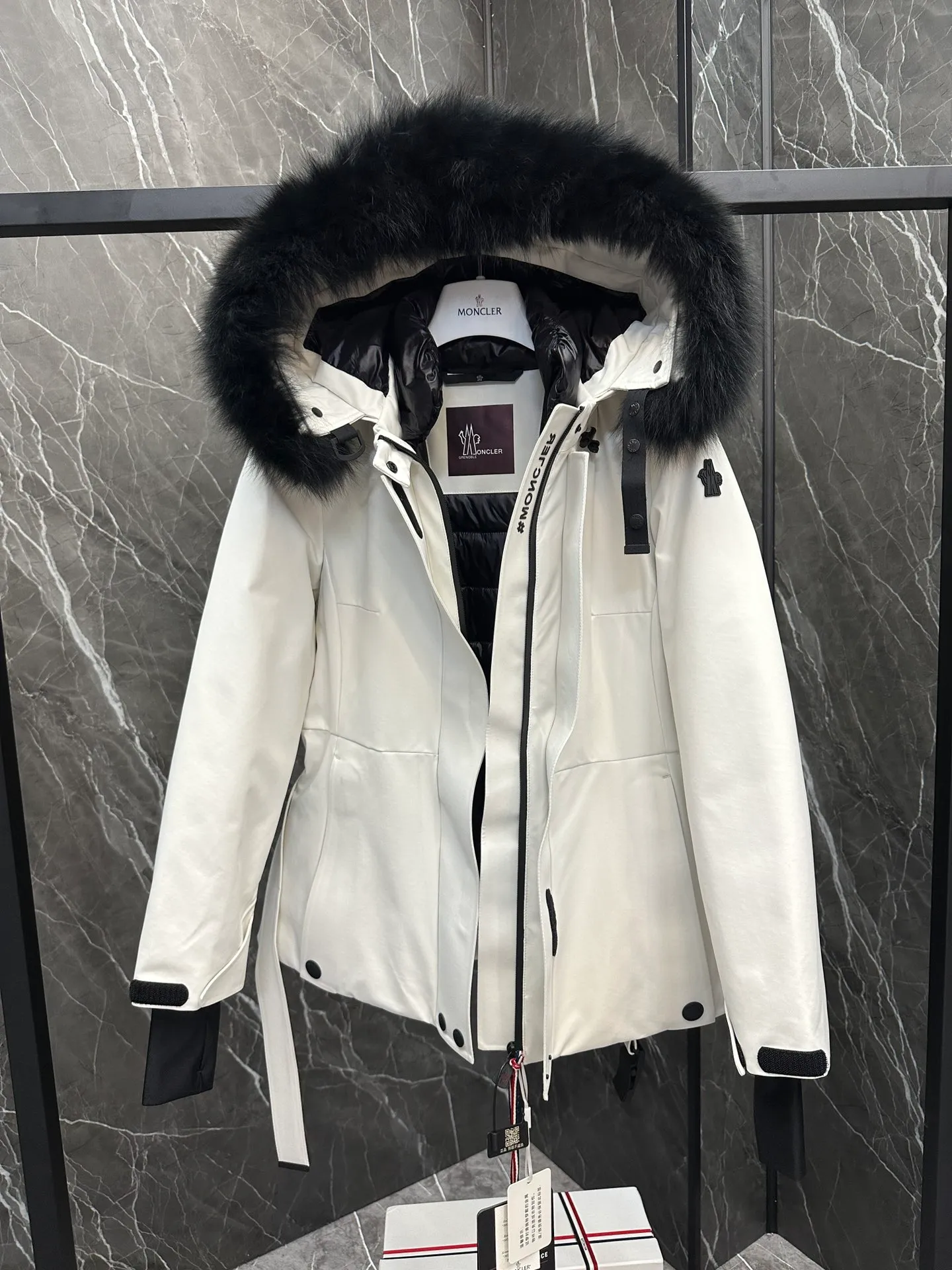 P1260 Special down ⬆️Moncler Grenble Laplance (channel selection) high-end women's down ski jacket, ski fur high-end series Laplance women's down ski jacket is specially designed for alpine skiing, which can keep you warm on the slopes. The Laplance women's ski jacket is made of polyester and covered with GORE-TEX membrane for excellent wind protection. Sleek and feminine, it has a belt that accentuates the silhouette, and the hood's fur trim is removable in case of rain or snow. Featuring zippers, ski pass pockets and avalanche reflectors, this down jacket is a mountain staple.  •Breathable •Insulated •Windproof •Designed for alpine skiing •Made from double-layer plain weave Gore-Tex Infinium™ fabric •Nylon lining •Down filled •Heat-sealed seams •Elastic drawstring hood with removable fur trim •YKK® Aquaguard zipper •Front windshield accent strap •Elastic knit wrist guards •Ski pass pocket •Invisible Recco® reflectors •Adjustment tabs at cuffs •Black silicone logo Size: 0-3.