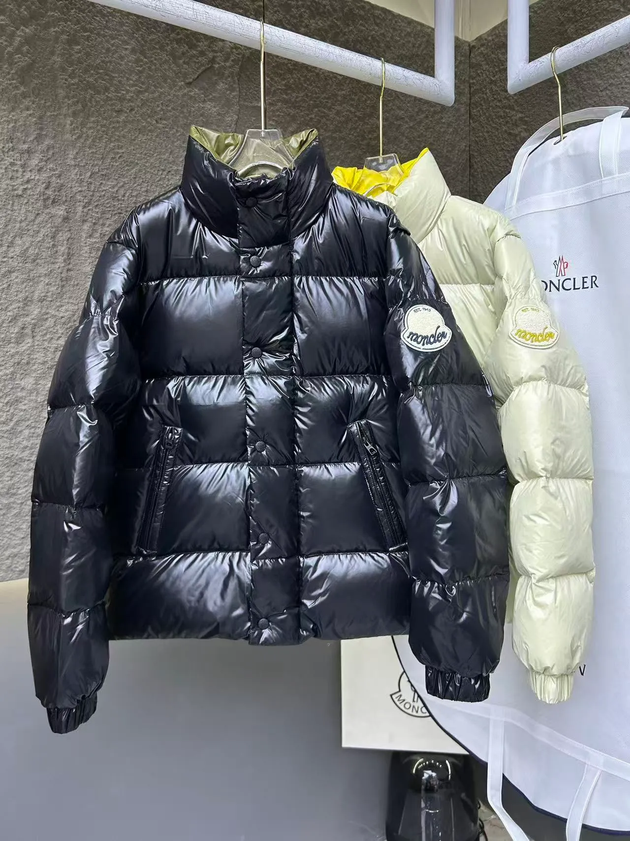 P800 High Version 💎Big Standard 1952 Unisex Style for Men and Women💎 Moncler New Product Triti Unisex Down Jacket. The Triti down jacket is made of functional shiny nylon fabric, which is comfortable and warm without being heavy. Chenille logo patch highlights the essence of the brand.  Style number: Dabiao 1952 Size: 12345 Color: black▪️white