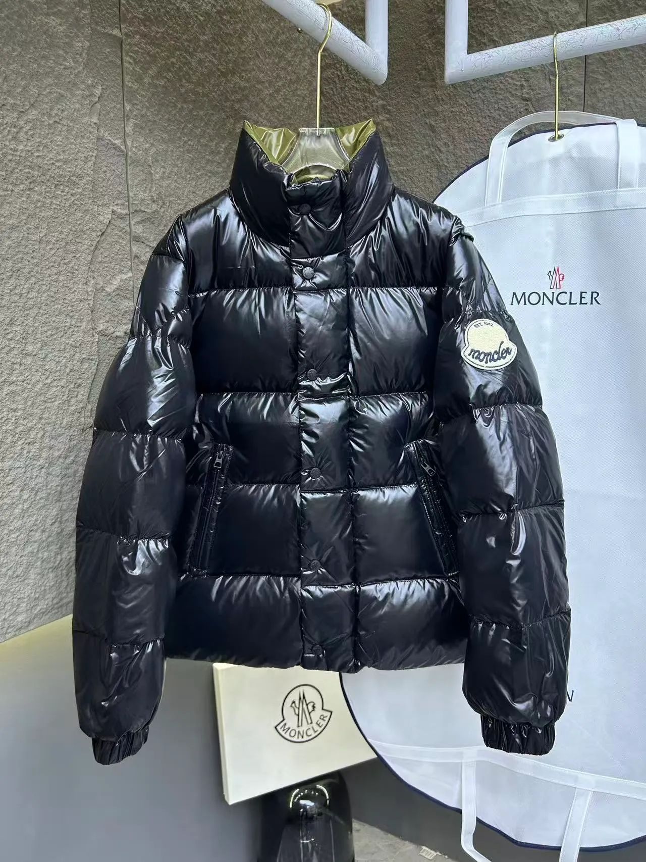 P800 High Version 💎Big Standard 1952 Unisex Style for Men and Women💎 Moncler New Product Triti Unisex Down Jacket. The Triti down jacket is made of functional shiny nylon fabric, which is comfortable and warm without being heavy. Chenille logo patch highlights the essence of the brand.  Style number: Dabiao 1952 Size: 12345 Color: black▪️white