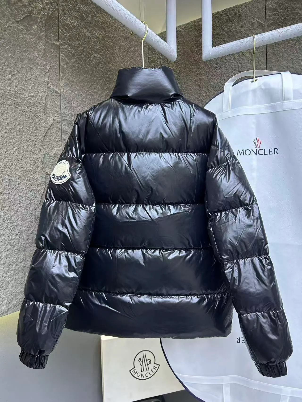 P800 High Version 💎Big Standard 1952 Unisex Style for Men and Women💎 Moncler New Product Triti Unisex Down Jacket. The Triti down jacket is made of functional shiny nylon fabric, which is comfortable and warm without being heavy. Chenille logo patch highlights the essence of the brand.  Style number: Dabiao 1952 Size: 12345 Color: black▪️white