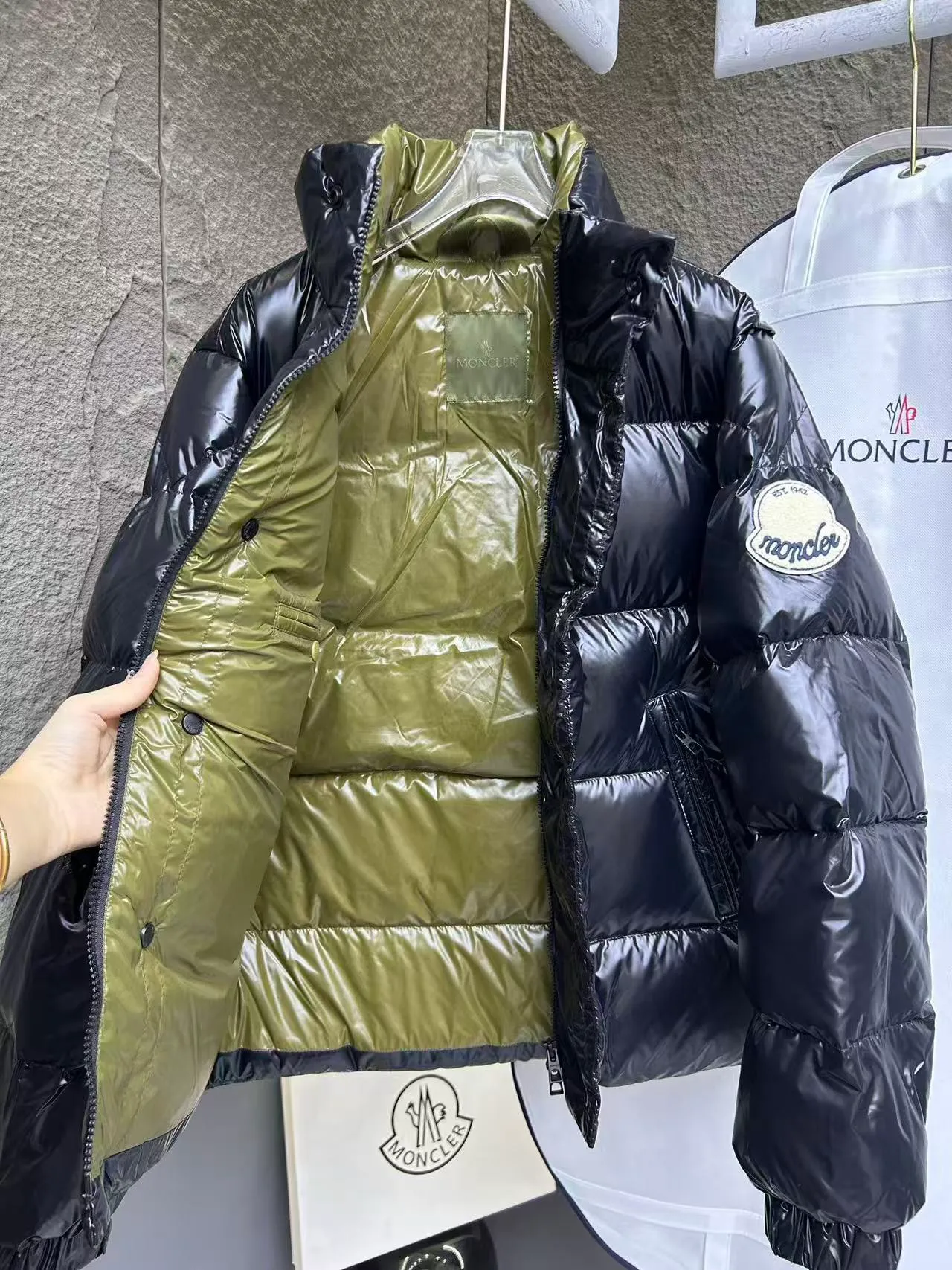 P800 High Version 💎Big Standard 1952 Unisex Style for Men and Women💎 Moncler New Product Triti Unisex Down Jacket. The Triti down jacket is made of functional shiny nylon fabric, which is comfortable and warm without being heavy. Chenille logo patch highlights the essence of the brand.  Style number: Dabiao 1952 Size: 12345 Color: black▪️white