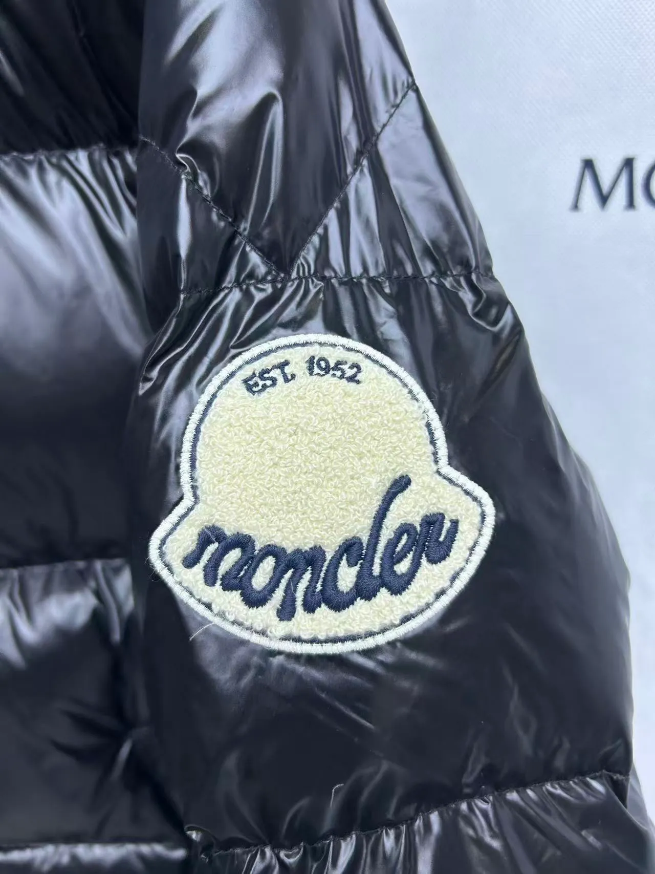 P800 High Version 💎Big Standard 1952 Unisex Style for Men and Women💎 Moncler New Product Triti Unisex Down Jacket. The Triti down jacket is made of functional shiny nylon fabric, which is comfortable and warm without being heavy. Chenille logo patch highlights the essence of the brand.  Style number: Dabiao 1952 Size: 12345 Color: black▪️white