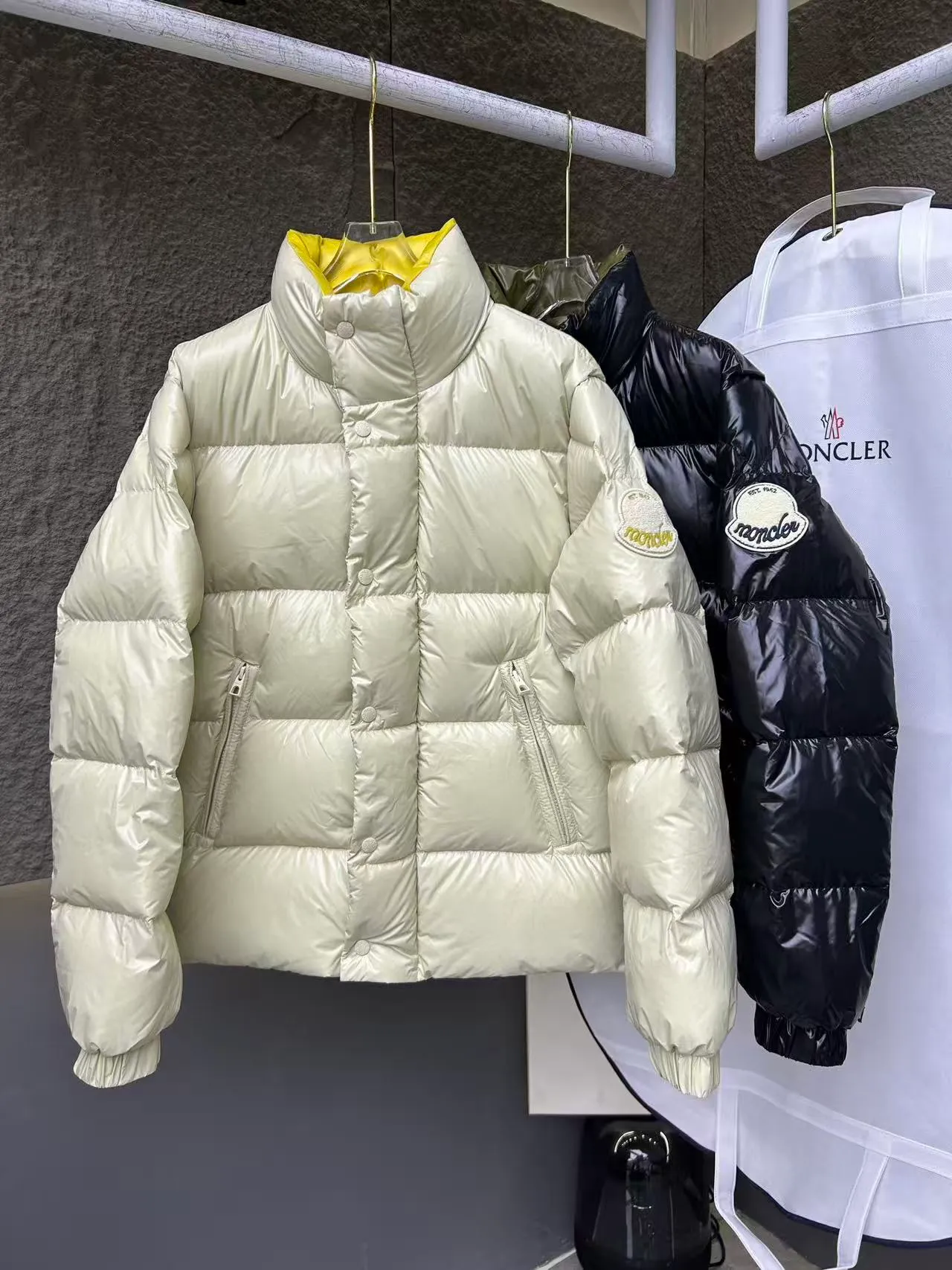 P800 High Version 💎Big Standard 1952 Unisex Style for Men and Women💎 Moncler New Product Triti Unisex Down Jacket. The Triti down jacket is made of functional shiny nylon fabric, which is comfortable and warm without being heavy. Chenille logo patch highlights the essence of the brand.  Style number: Dabiao 1952 Size: 12345 Color: black▪️white