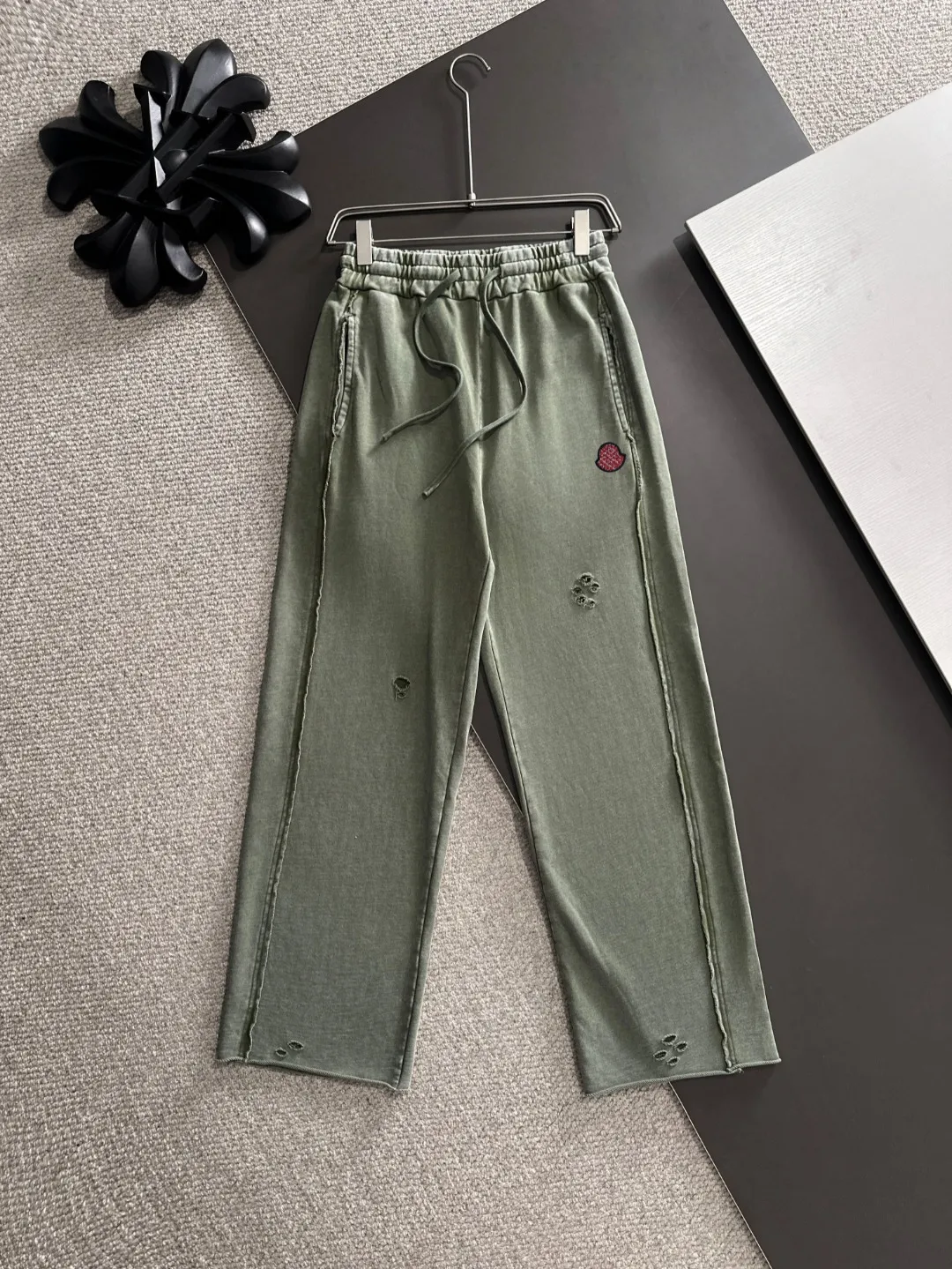 Next day shipment P360 MONCLER/Mongoose Exclusive first release of 25ss autumn and winter new high-quality trousers Compare real-life details at will A perfect choice for autumn and winter. A must-have item. Loose fit. Please refer to the size chart when placing an order: S to XL (or state your height and weight when placing an order)