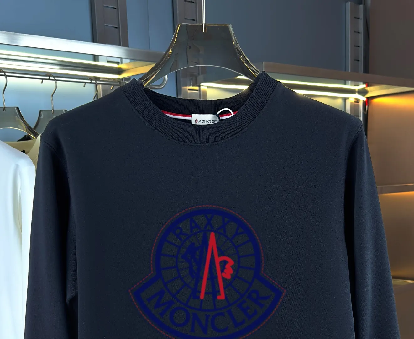 P210 High-version sweatshirt) [Long-term stock] 〖𝐌𝐎𝐍𝐂𝐋𝐄𝐑~Mask〗 Made of 440g heavy-weight fabric. It is different from the market currency. It can be matched with any variety and is properly handsome. 😎The whole dress is made of double waistcoats. The double waistcoats make the whole dress more three-dimensional. Not ordinary factories can do such fine work. 2025 Spring runway version of the T stage, on sale at the counter, round neck terry sweatshirt, high-end double-strand pure cotton, custom-made stretch ribs, dyed in the same vat, complete with three standards, matched with exquisite embroidered LOGO on the chest, simple and advanced, same style for men and women. Color: black, apricot, white, size: S M L XL 2XL