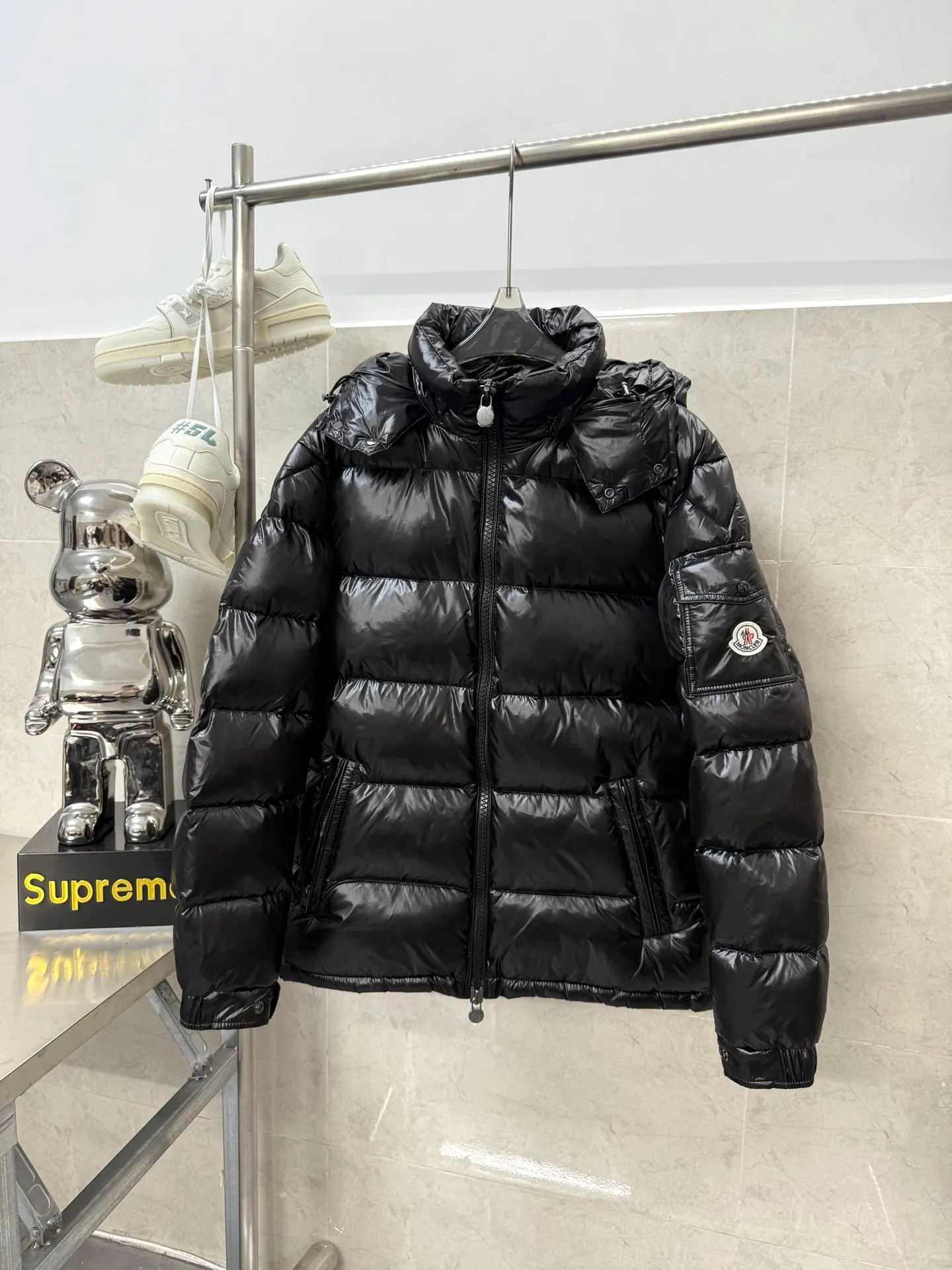 P740 Moncler Maya Zip Hooded Nylon Thermal Down Jacket This down jacket is inspired by the Italian Paninaro culture of the 1980s. Updated with a range of soft colors and molded details. Made from durable nylon paint to handle any unforeseen weather. This model features a super smart design with removable hood and performance to ensure comfort and freedom of movement. Colors: Black White Pink Size: 12345