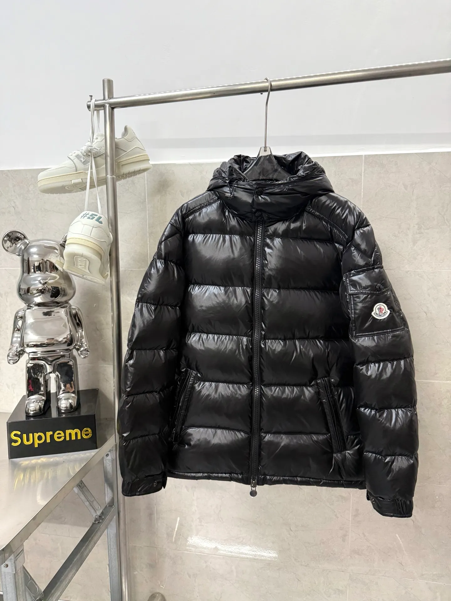 P740 Moncler Maya Zip Hooded Nylon Thermal Down Jacket This down jacket is inspired by the Italian Paninaro culture of the 1980s. Updated with a range of soft colors and molded details. Made from durable nylon paint to handle any unforeseen weather. This model features a super smart design with removable hood and performance to ensure comfort and freedom of movement. Colors: Black White Pink Size: 12345