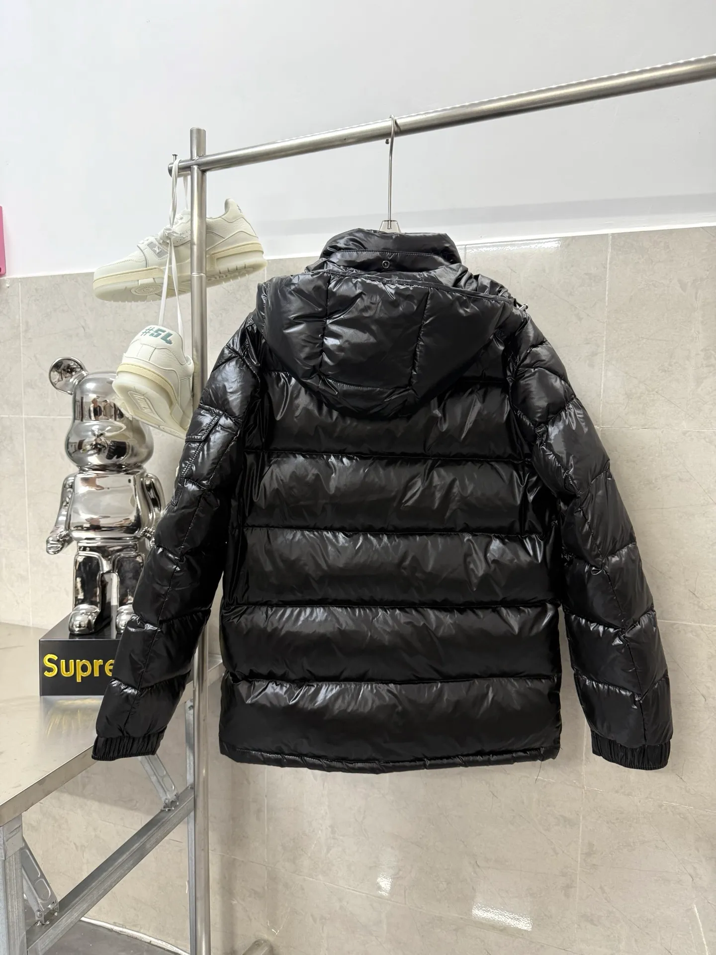 P740 Moncler Maya Zip Hooded Nylon Thermal Down Jacket This down jacket is inspired by the Italian Paninaro culture of the 1980s. Updated with a range of soft colors and molded details. Made from durable nylon paint to handle any unforeseen weather. This model features a super smart design with removable hood and performance to ensure comfort and freedom of movement. Colors: Black White Pink Size: 12345