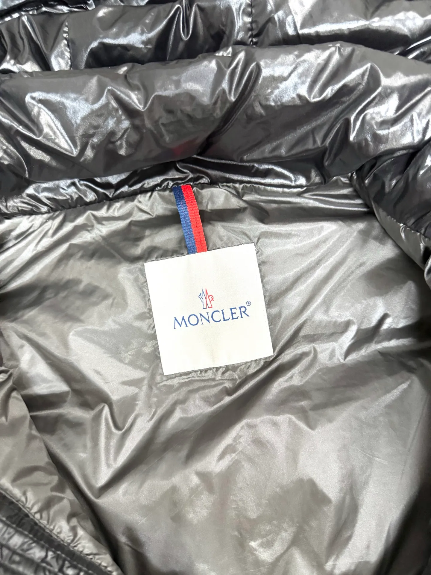 P740 Moncler Maya Zip Hooded Nylon Thermal Down Jacket This down jacket is inspired by the Italian Paninaro culture of the 1980s. Updated with a range of soft colors and molded details. Made from durable nylon paint to handle any unforeseen weather. This model features a super smart design with removable hood and performance to ensure comfort and freedom of movement. Colors: Black White Pink Size: 12345