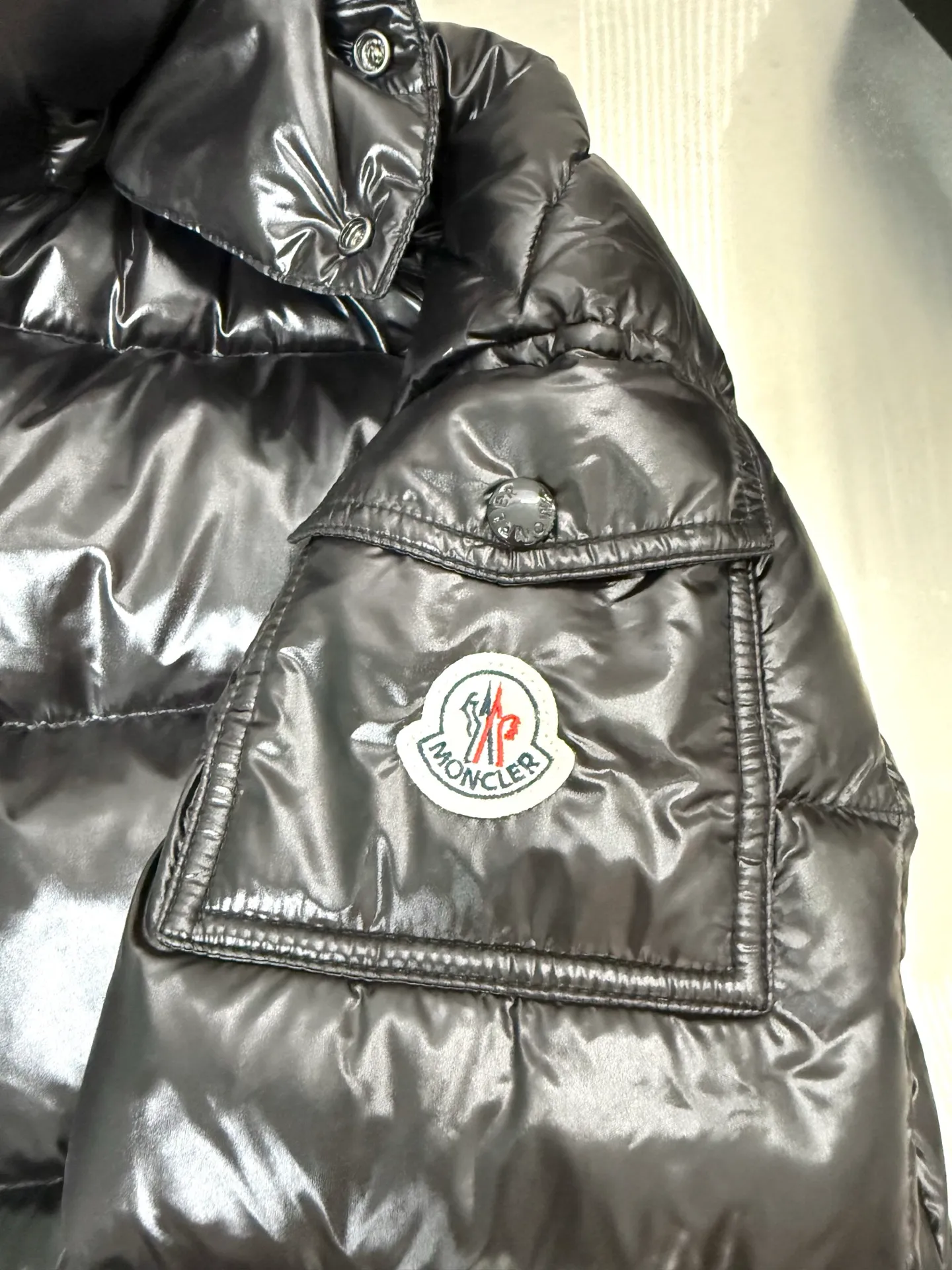 P740 Moncler Maya Zip Hooded Nylon Thermal Down Jacket This down jacket is inspired by the Italian Paninaro culture of the 1980s. Updated with a range of soft colors and molded details. Made from durable nylon paint to handle any unforeseen weather. This model features a super smart design with removable hood and performance to ensure comfort and freedom of movement. Colors: Black White Pink Size: 12345