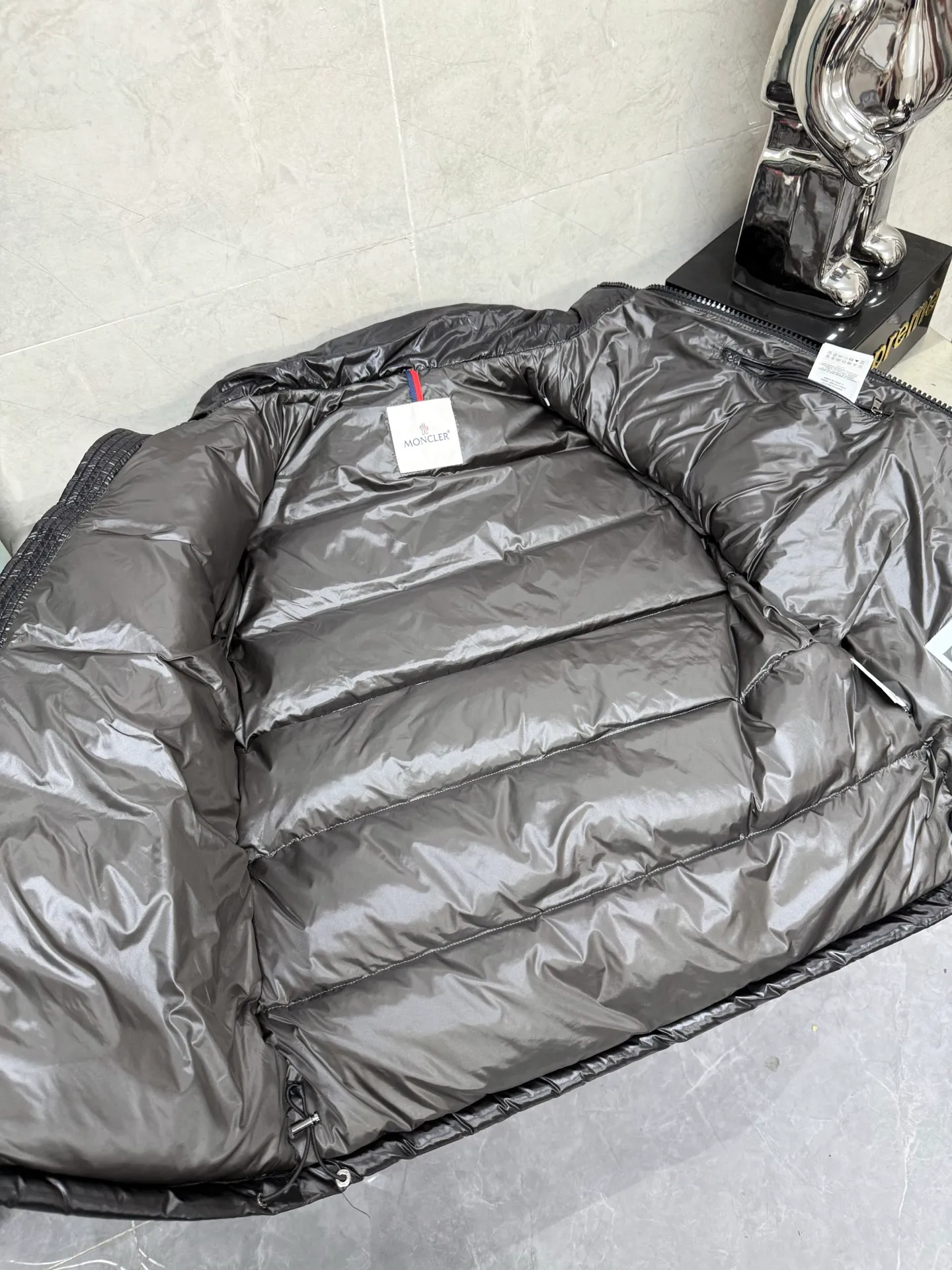 P740 Moncler Maya Zip Hooded Nylon Thermal Down Jacket This down jacket is inspired by the Italian Paninaro culture of the 1980s. Updated with a range of soft colors and molded details. Made from durable nylon paint to handle any unforeseen weather. This model features a super smart design with removable hood and performance to ensure comfort and freedom of movement. Colors: Black White Pink Size: 12345