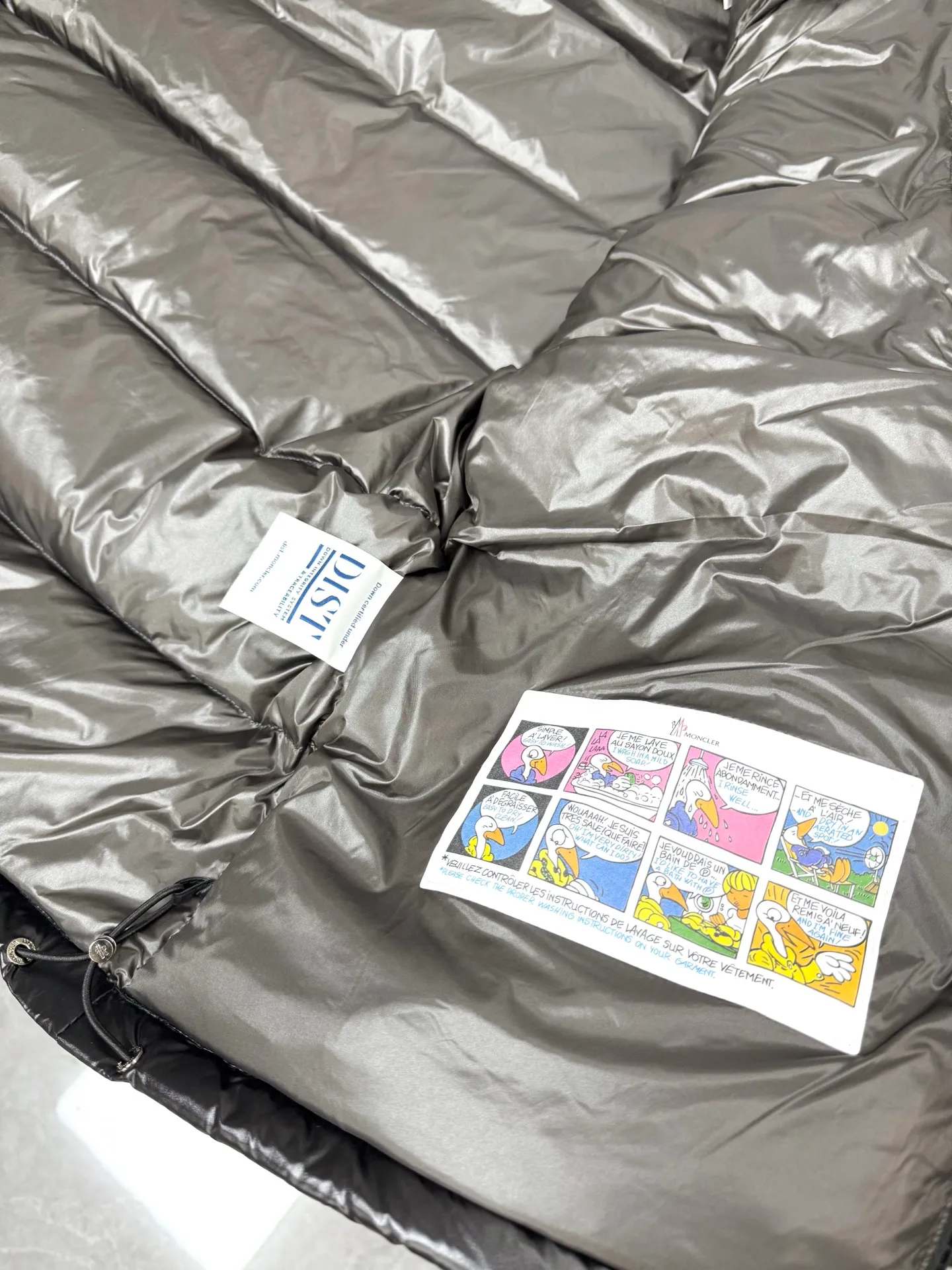 P740 Moncler Maya Zip Hooded Nylon Thermal Down Jacket This down jacket is inspired by the Italian Paninaro culture of the 1980s. Updated with a range of soft colors and molded details. Made from durable nylon paint to handle any unforeseen weather. This model features a super smart design with removable hood and performance to ensure comfort and freedom of movement. Colors: Black White Pink Size: 12345