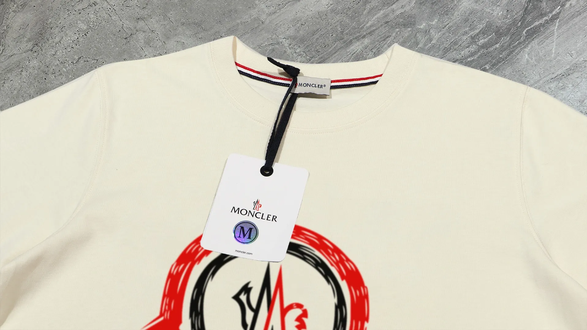 P210 High-version sweatshirt) [Long-term stock] 〖𝐌𝐎𝐍𝐂𝐋𝐄𝐑~Mask〗 Made of 440g heavy-weight fabric. It is different from the market currency. It can be matched with any variety and is properly handsome. 😎The whole dress is made of double waistcoats. The double waistcoats make the whole dress more three-dimensional. Not ordinary factories can do such fine work. 2025 Spring runway version of the T stage, on sale at the counter, round neck terry sweatshirt, high-end double-strand pure cotton, custom-made stretch ribs, dyed in the same vat, complete with three standards, matched with exquisite embroidered LOGO on the chest, simple and advanced, same style for men and women. Color: black, apricot, white, size: S M L XL 2XL