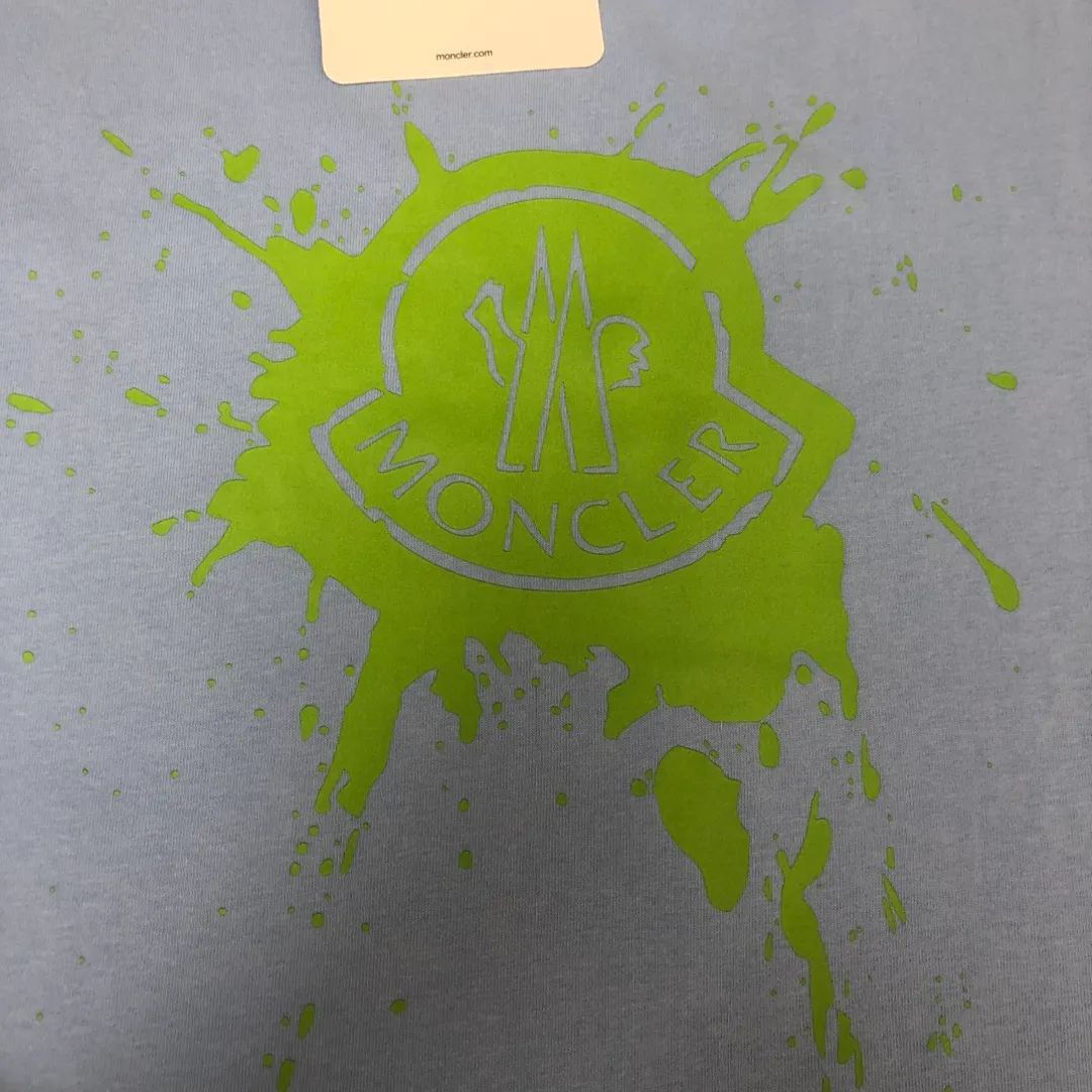 P150 MONCLER 25 The latest short-sleeved T-shirt for couples~Color-printed logo design~The upper body of the fabric is comfortable and breathable, not stiff, slim cut, and made of high-end custom-made pure cotton fabric! The upper body is comfortable and stylish, and it can be worn alone as an inner layer. It is a must-have for fashionistas! ! ! Color: Black White Orange Sky Blue Size: S M L XL (Loose fit! Please indicate your height and weight when placing an order)