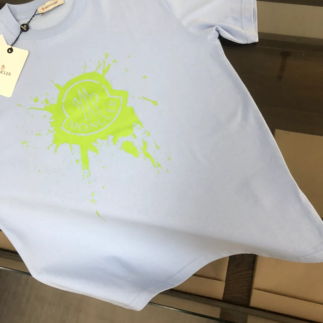P150 MONCLER 25 The latest short-sleeved T-shirt for couples~Color-printed logo design~The upper body of the fabric is comfortable and breathable, not stiff, slim cut, and made of high-end custom-made pure cotton fabric! The upper body is comfortable and stylish, and it can be worn alone as an inner layer. It is a must-have for fashionistas! ! ! Color: Black White Orange Sky Blue Size: S M L XL (Loose fit! Please indicate your height and weight when placing an order)