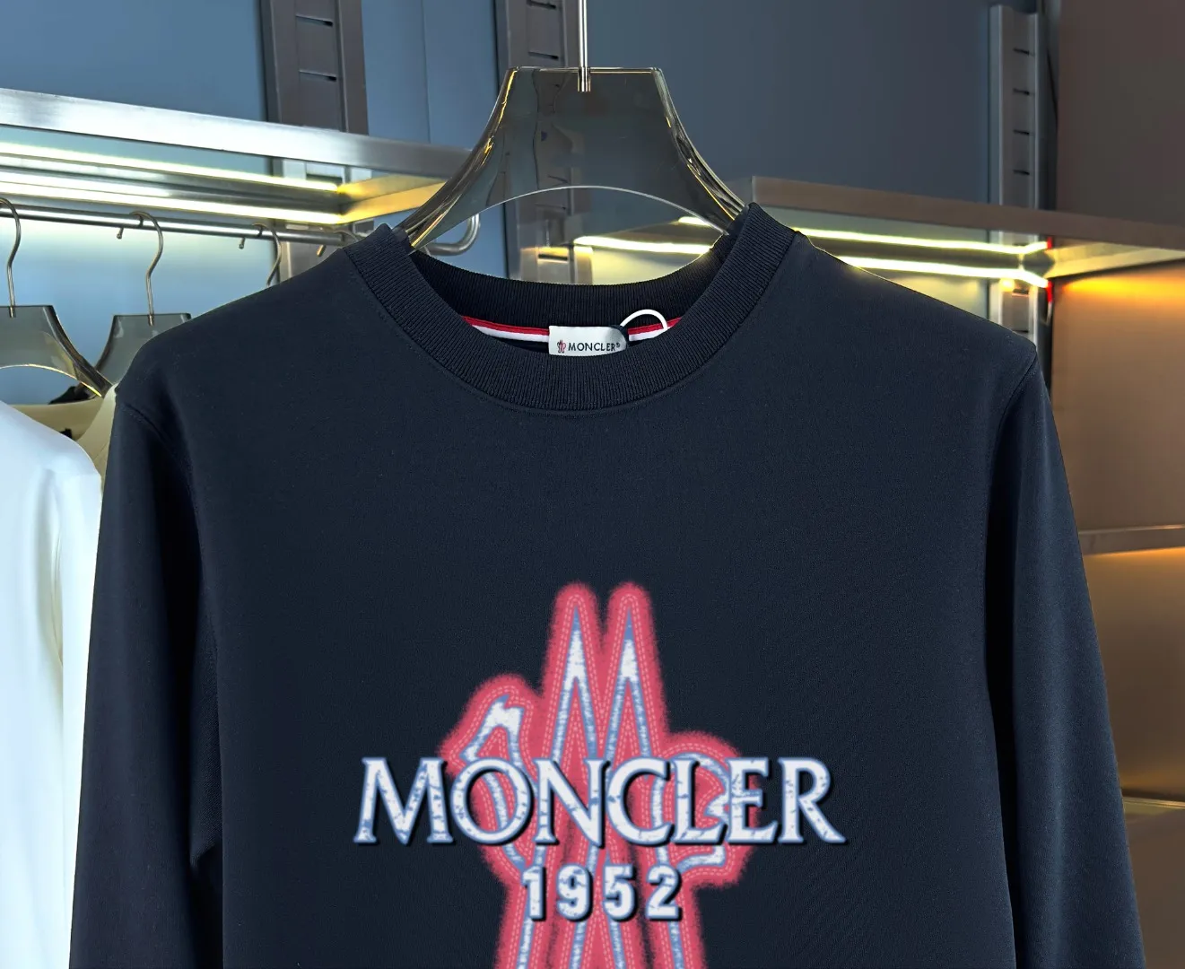 P210 High-version sweatshirt) [Long-term stock] 〖𝐌𝐎𝐍𝐂𝐋𝐄𝐑~Mask〗 Made of 440g heavy-weight fabric. It is different from the market currency. It can be matched with any variety and is properly handsome. 😎The whole dress is made of double waistcoats. The double waistcoats make the whole dress more three-dimensional. Not ordinary factories can do such fine work. 2025 Spring runway version of the T stage, on sale at the counter, round neck terry sweatshirt, high-end double-strand pure cotton, custom-made stretch ribs, dyed in the same vat, complete with three standards, matched with exquisite embroidered LOGO on the chest, simple and advanced, same style for men and women. Color: black, apricot, white, size: S M L XL 2XL
