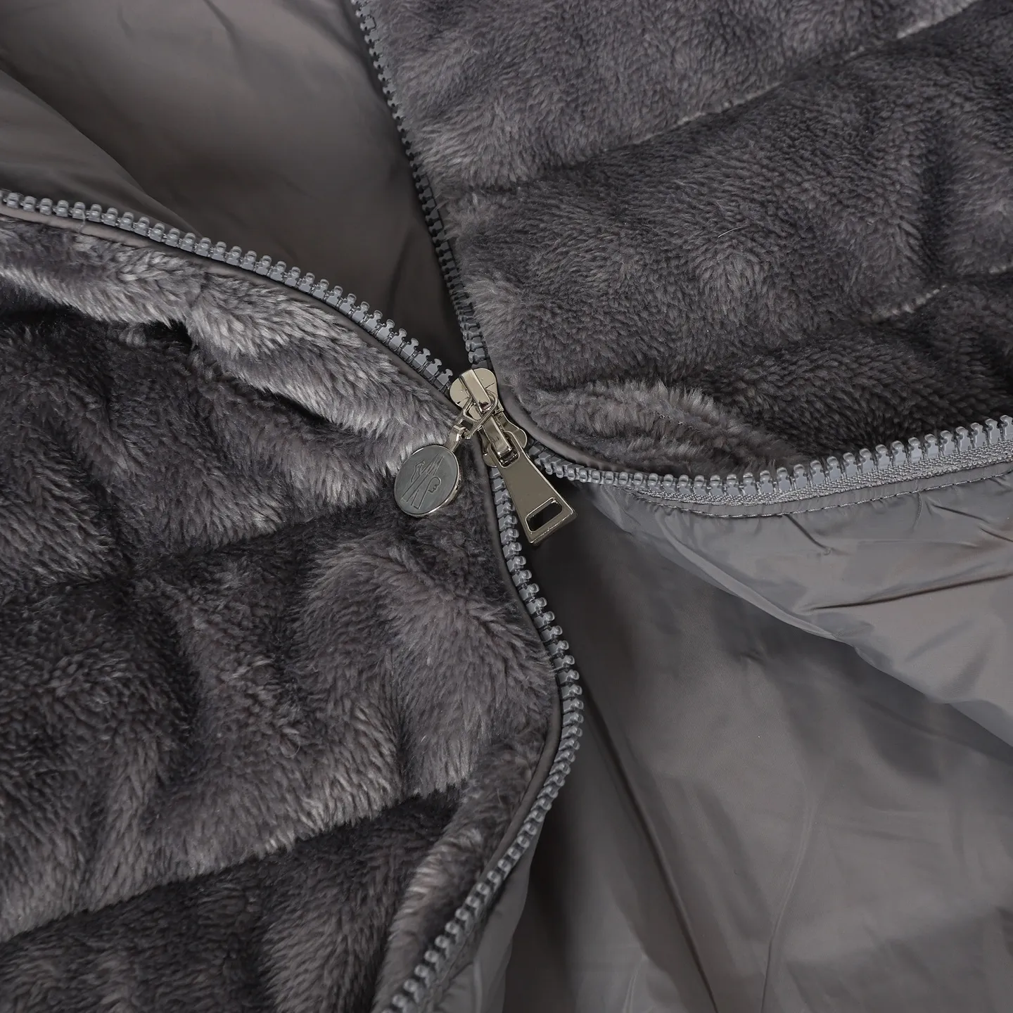P640 Women's Style] Moncler/Moncler Women's Teddy Teddy Velvet Splicing Knitted Cardigan This cardigan is made of wool and teddy velvet style fabrics, providing a soft and comfortable wearing experience. Midweight knitted piece with down-filled front and back that can easily be worn as a outer layer in warmer weather. Color: white/pink/grey Size: SML