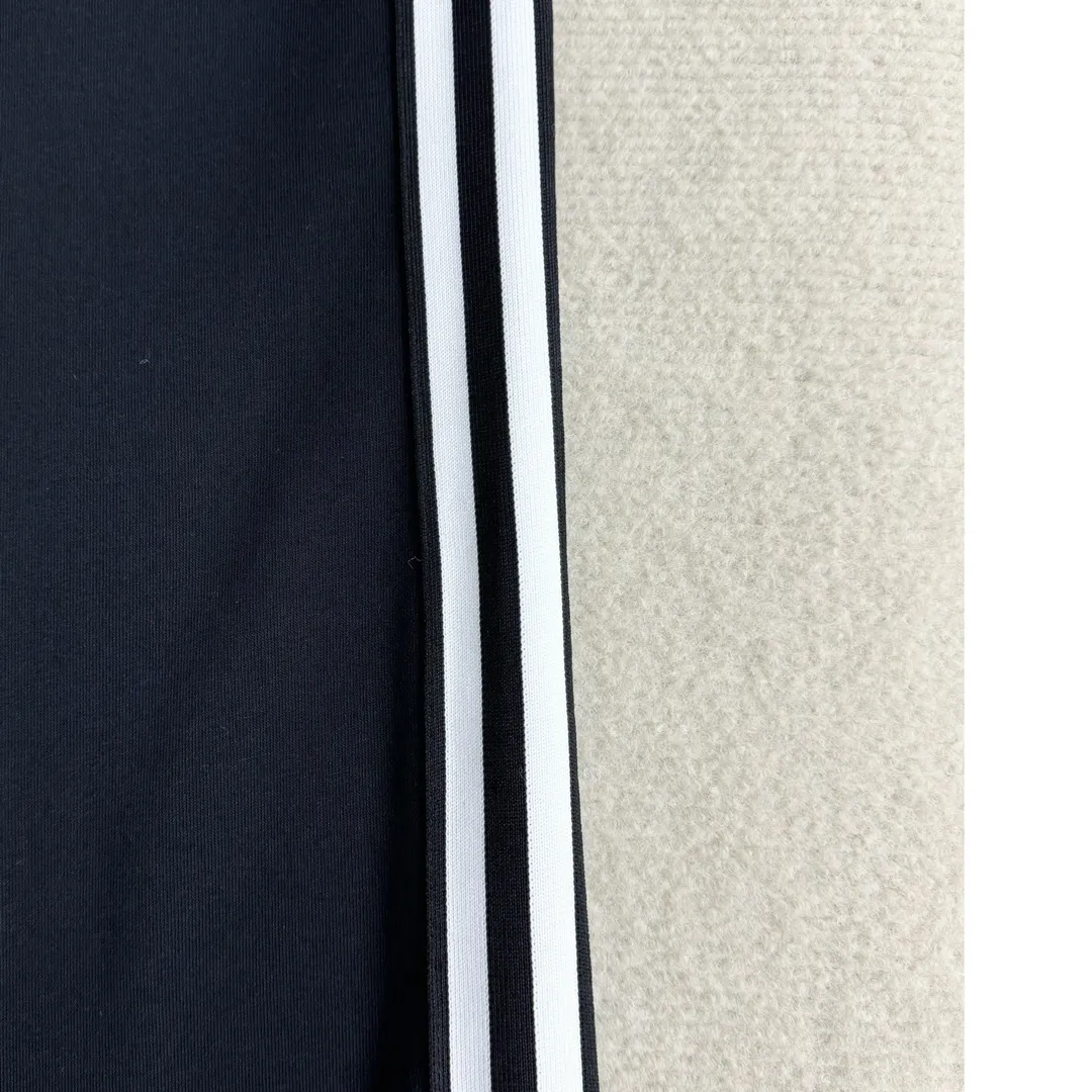 P220 model number Custom-woven 420g yarn, the gray cloth has a hand-washed feel, fabric surface, and drape of 380g. The fabric is dyed in the same vat and fixed and dyed. The printing has no rough edges and restores the consistent waistline. The domestic double-needle machine is modified to honing the thread! The seemingly simple style has so many little details! Foot 22 thread professional size S-XL