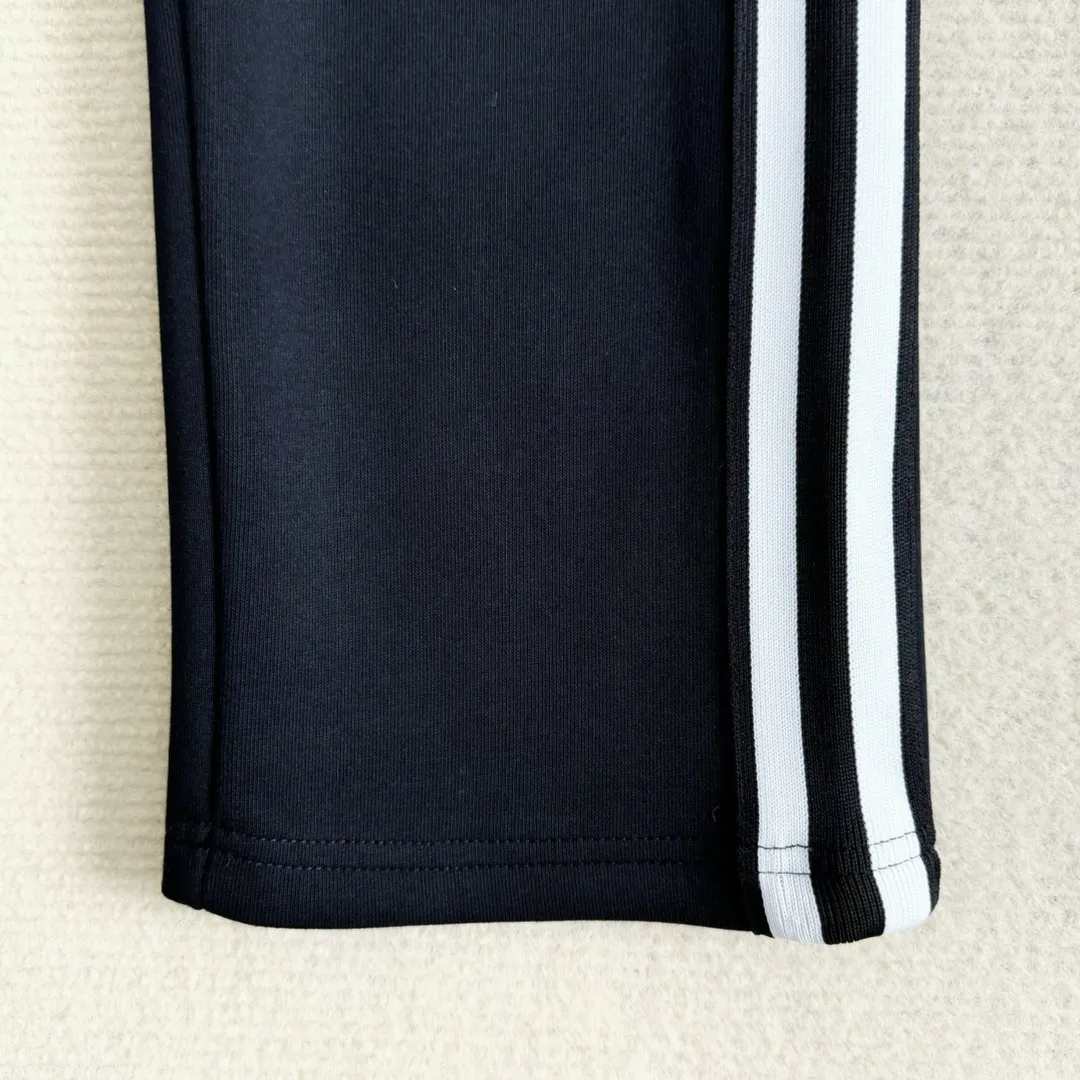 P220 model number Custom-woven 420g yarn, the gray cloth has a hand-washed feel, fabric surface, and drape of 380g. The fabric is dyed in the same vat and fixed and dyed. The printing has no rough edges and restores the consistent waistline. The domestic double-needle machine is modified to honing the thread! The seemingly simple style has so many little details! Foot 22 thread professional size S-XL