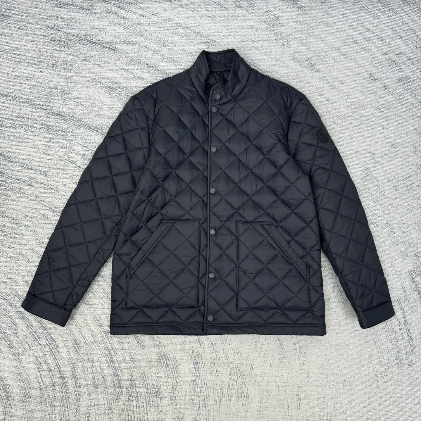 P690 moncler 25SS new Oise short diagonal cotton jacket SIZE 1/2/3/4 This jacket is made of Airsoft fabric, easily showing off its exquisite style. This protective fabric is lightweight, soft and resistant to rain damage. Four-button and zipper opening and closing design, the sleeves are decorated with Mengjia's classic silicone armbands, the style is novel and unique, the upper body is super comfortable and handsome, highly recommended! Color: blue beige