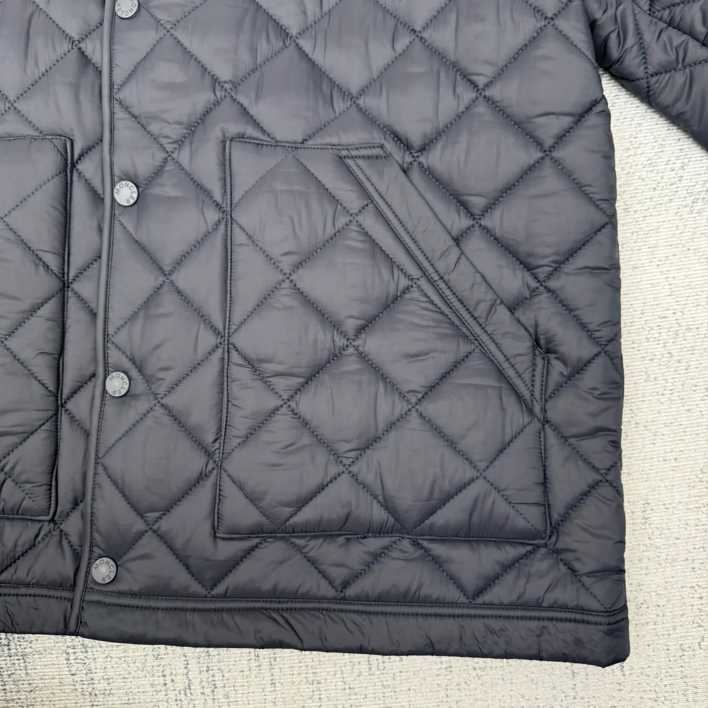 P690 moncler 25SS new Oise short diagonal cotton jacket SIZE 1/2/3/4 This jacket is made of Airsoft fabric, easily showing off its exquisite style. This protective fabric is lightweight, soft and resistant to rain damage. Four-button and zipper opening and closing design, the sleeves are decorated with Mengjia's classic silicone armbands, the style is novel and unique, the upper body is super comfortable and handsome, highly recommended! Color: blue beige