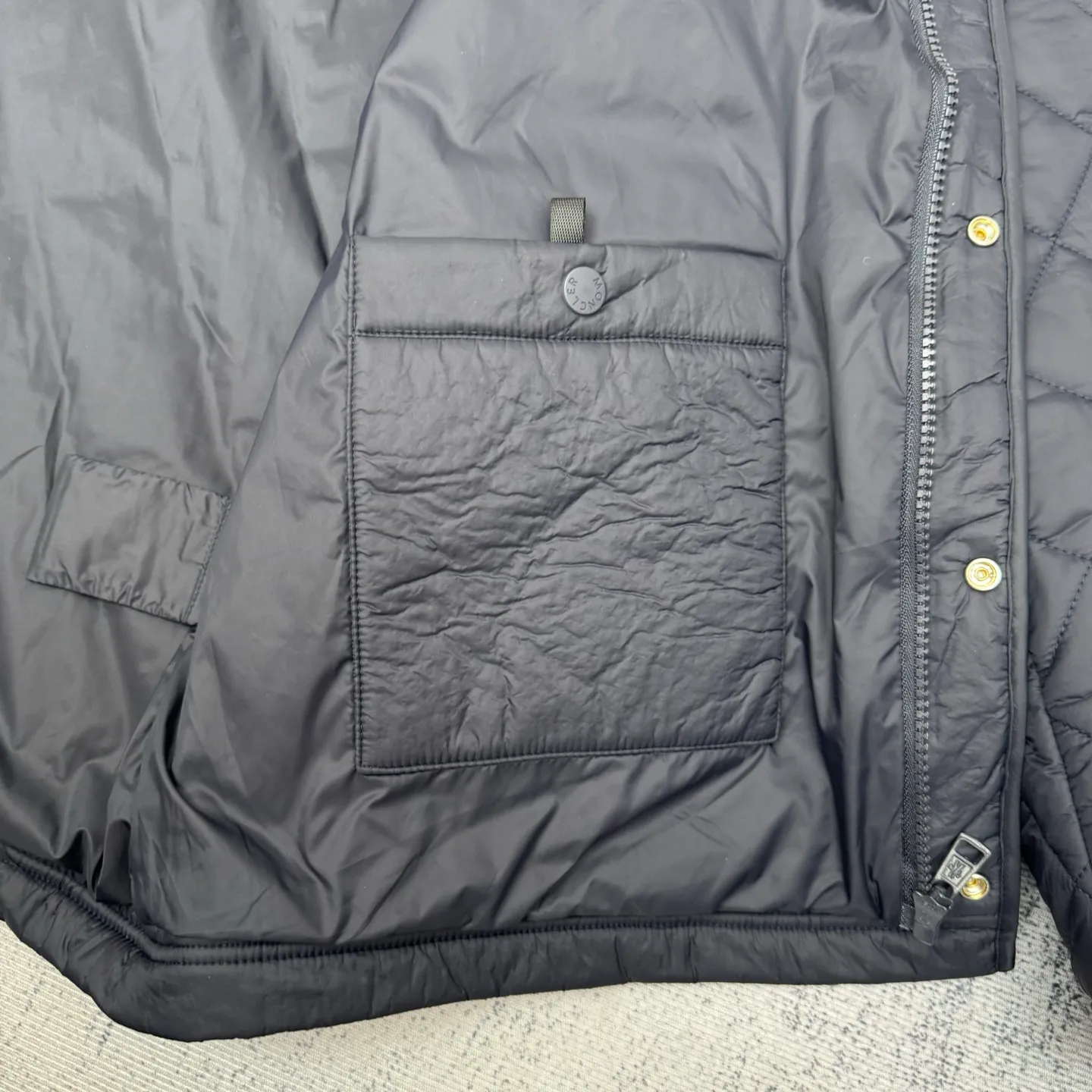 P690 moncler 25SS new Oise short diagonal cotton jacket SIZE 1/2/3/4 This jacket is made of Airsoft fabric, easily showing off its exquisite style. This protective fabric is lightweight, soft and resistant to rain damage. Four-button and zipper opening and closing design, the sleeves are decorated with Mengjia's classic silicone armbands, the style is novel and unique, the upper body is super comfortable and handsome, highly recommended! Color: blue beige