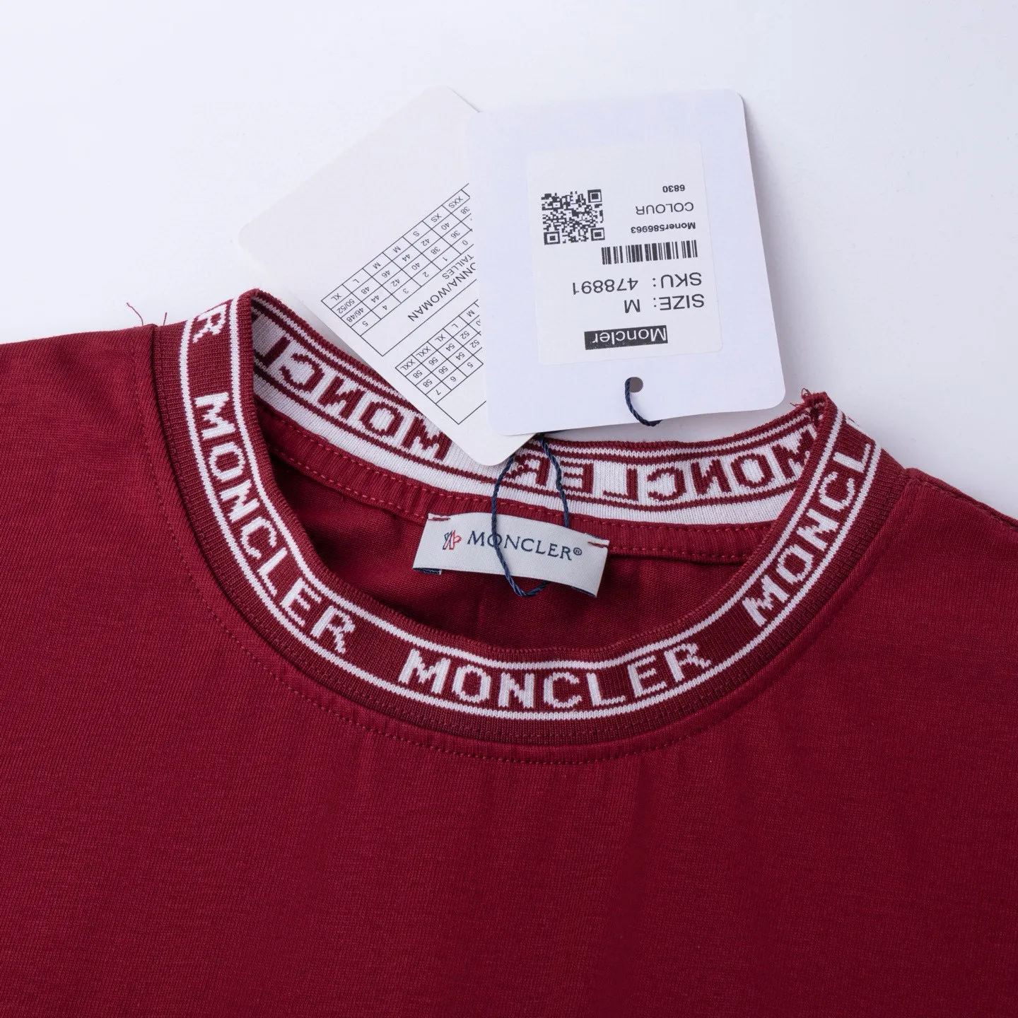 P134 Style No.: 816 〈MONCLER〉The price of the MONCLER is actually quite advantageous. Those who have been to the counters should know that the price of the MONCLER is not much cheaper than Gucci Burberry. It is just relatively low-key and unwilling to hype. It is a picture that you want to buy or not. It has an arrogant existence... Exclusively customized 270g 32-count double-yarn smooth cotton. The texture is very soft and comfortable. 100% different from the top fabrics in the market (does not shrink, deform, or pill). Matched with 320g 1*1 thread (fabric thread is dyed in the same vat, no color difference, thread is not easy to deform) Color: black white light floral gray burgundy code number: S-XL