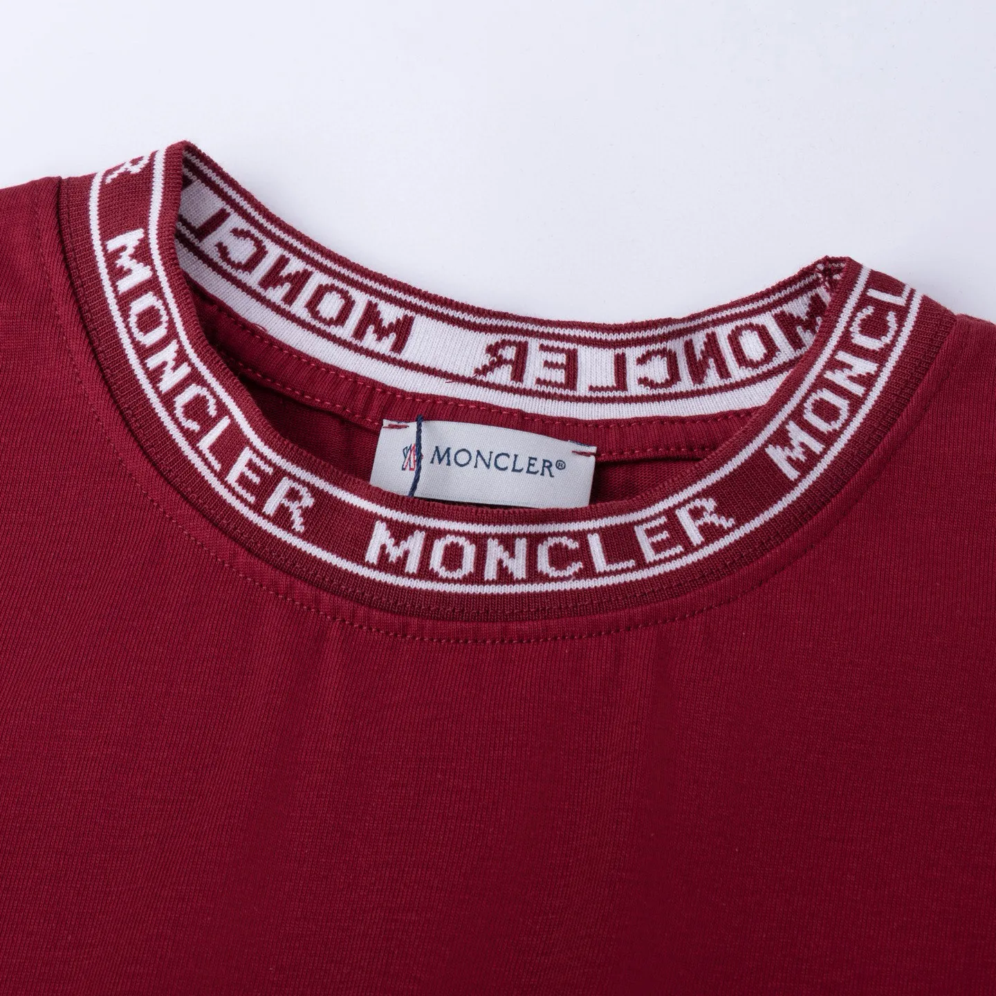 P134 Style No.: 816 〈MONCLER〉The price of the MONCLER is actually quite advantageous. Those who have been to the counters should know that the price of the MONCLER is not much cheaper than Gucci Burberry. It is just relatively low-key and unwilling to hype. It is a picture that you want to buy or not. It has an arrogant existence... Exclusively customized 270g 32-count double-yarn smooth cotton. The texture is very soft and comfortable. 100% different from the top fabrics in the market (does not shrink, deform, or pill). Matched with 320g 1*1 thread (fabric thread is dyed in the same vat, no color difference, thread is not easy to deform) Color: black white light floral gray burgundy code number: S-XL