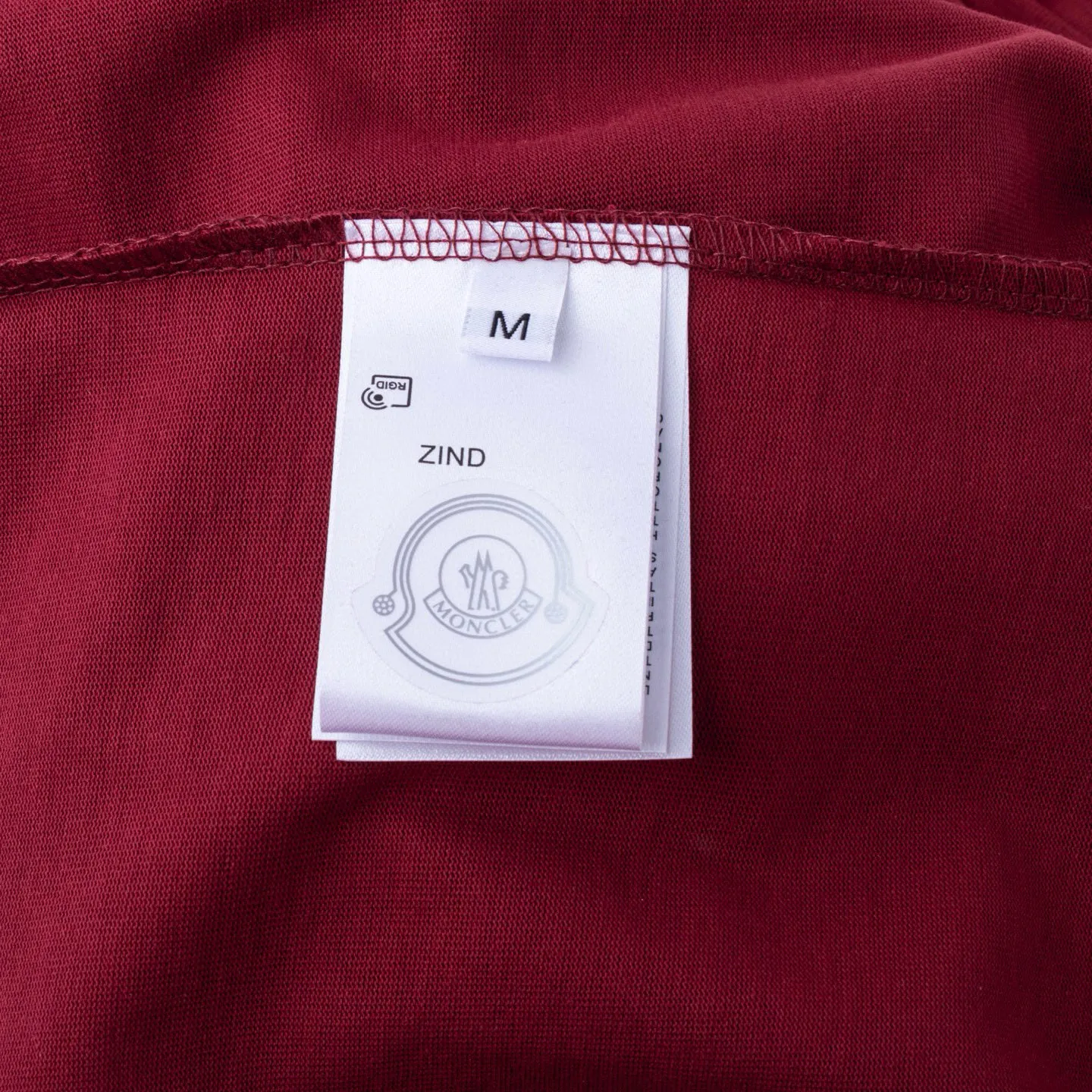 P134 Style No.: 816 〈MONCLER〉The price of the MONCLER is actually quite advantageous. Those who have been to the counters should know that the price of the MONCLER is not much cheaper than Gucci Burberry. It is just relatively low-key and unwilling to hype. It is a picture that you want to buy or not. It has an arrogant existence... Exclusively customized 270g 32-count double-yarn smooth cotton. The texture is very soft and comfortable. 100% different from the top fabrics in the market (does not shrink, deform, or pill). Matched with 320g 1*1 thread (fabric thread is dyed in the same vat, no color difference, thread is not easy to deform) Color: black white light floral gray burgundy code number: S-XL