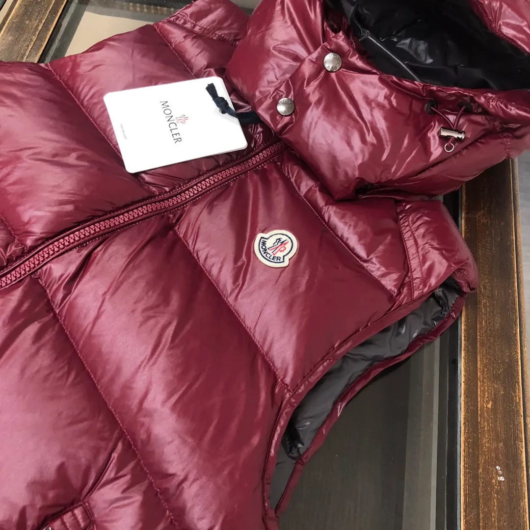 P680 MONCLER Latest Color Couple Style High Version Hooded Down Vest] Super popular item, made in a personalized street punk style, couple style high specification down vest jacket🔥 The hottest style at the moment🔥 Made of M's signature matte technical waterproof fabric, the fabric feels smooth and very textured, and is equipped with classic rectangular quilting to ensure the even distribution of down inside, bringing the ultimate warm and comfortable wearing experience, and it is also very fashionable and stylish! It is filled with imported European standard 90% velvet, which can effectively lock in and collect heat. You can feel its plump state by looking at the actual pictures. It is quite light on the upper body and does not feel bloated at all! The quality is definitely at the same level as the same counter. Friends who have ultra-high standards and pursuit of quality are recommended to buy it now👇 Color: Orange, Maroon, Green, Black Size: 1 2 3 4 5