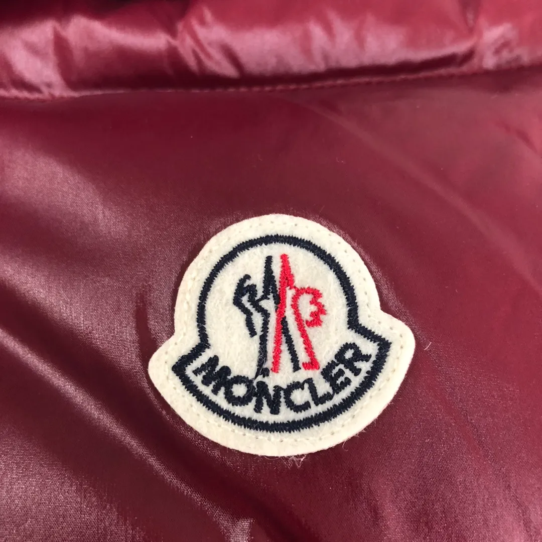 P680 MONCLER Latest Color Couple Style High Version Hooded Down Vest] Super popular item, made in a personalized street punk style, couple style high specification down vest jacket🔥 The hottest style at the moment🔥 Made of M's signature matte technical waterproof fabric, the fabric feels smooth and very textured, and is equipped with classic rectangular quilting to ensure the even distribution of down inside, bringing the ultimate warm and comfortable wearing experience, and it is also very fashionable and stylish! It is filled with imported European standard 90% velvet, which can effectively lock in and collect heat. You can feel its plump state by looking at the actual pictures. It is quite light on the upper body and does not feel bloated at all! The quality is definitely at the same level as the same counter. Friends who have ultra-high standards and pursuit of quality are recommended to buy it now👇 Color: Orange, Maroon, Green, Black Size: 1 2 3 4 5