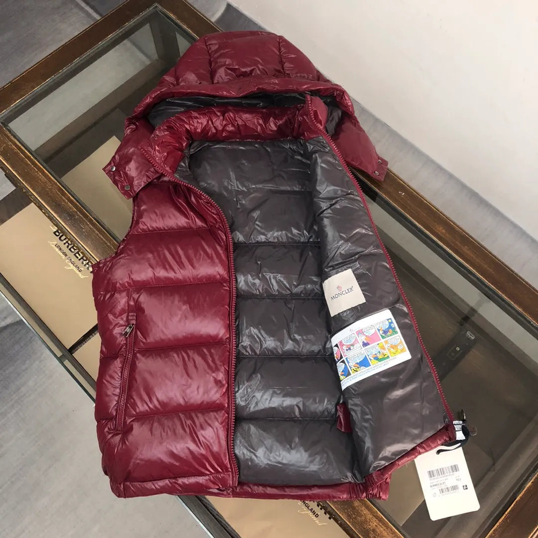 P680 MONCLER Latest Color Couple Style High Version Hooded Down Vest] Super popular item, made in a personalized street punk style, couple style high specification down vest jacket🔥 The hottest style at the moment🔥 Made of M's signature matte technical waterproof fabric, the fabric feels smooth and very textured, and is equipped with classic rectangular quilting to ensure the even distribution of down inside, bringing the ultimate warm and comfortable wearing experience, and it is also very fashionable and stylish! It is filled with imported European standard 90% velvet, which can effectively lock in and collect heat. You can feel its plump state by looking at the actual pictures. It is quite light on the upper body and does not feel bloated at all! The quality is definitely at the same level as the same counter. Friends who have ultra-high standards and pursuit of quality are recommended to buy it now👇 Color: Orange, Maroon, Green, Black Size: 1 2 3 4 5