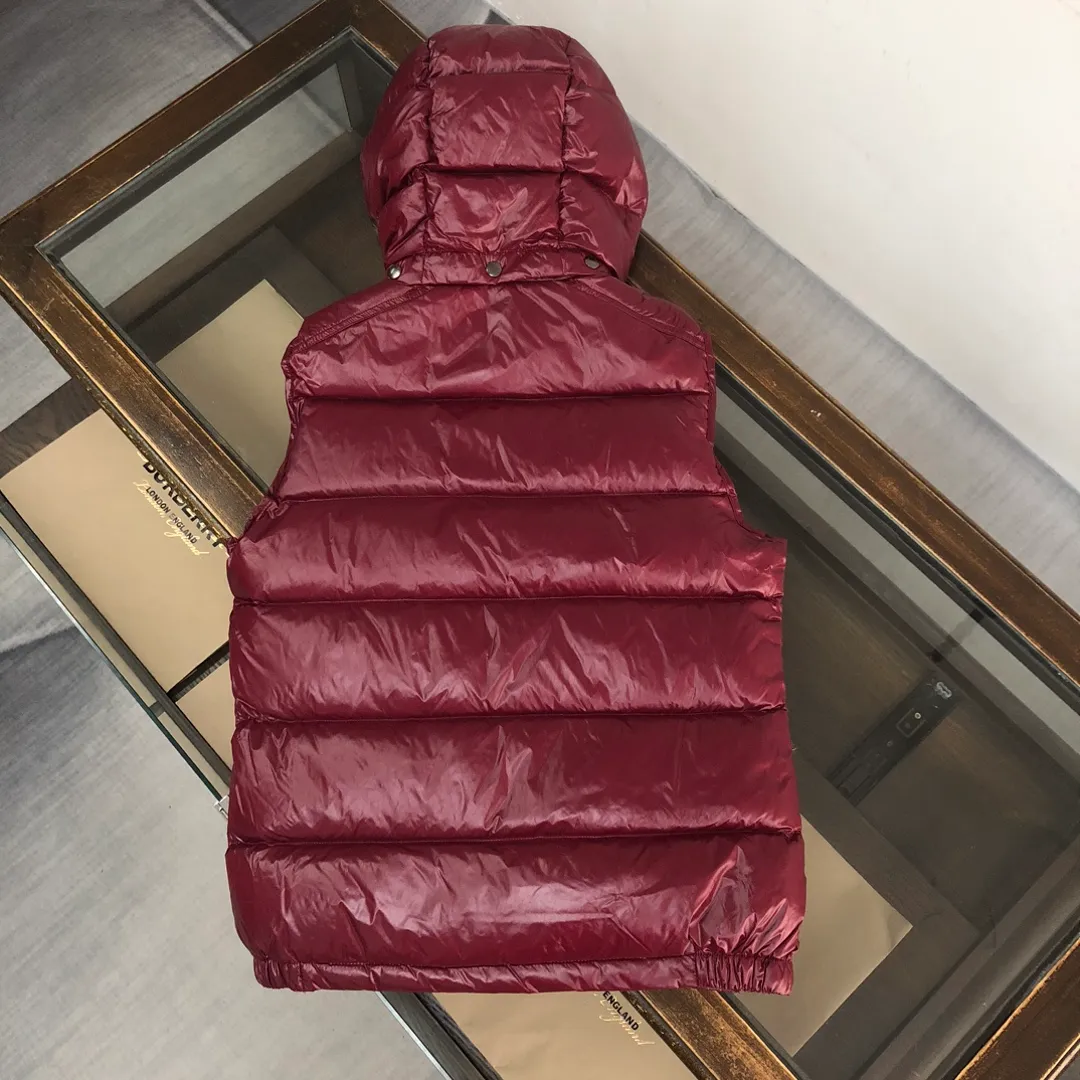P680 MONCLER Latest Color Couple Style High Version Hooded Down Vest] Super popular item, made in a personalized street punk style, couple style high specification down vest jacket🔥 The hottest style at the moment🔥 Made of M's signature matte technical waterproof fabric, the fabric feels smooth and very textured, and is equipped with classic rectangular quilting to ensure the even distribution of down inside, bringing the ultimate warm and comfortable wearing experience, and it is also very fashionable and stylish! It is filled with imported European standard 90% velvet, which can effectively lock in and collect heat. You can feel its plump state by looking at the actual pictures. It is quite light on the upper body and does not feel bloated at all! The quality is definitely at the same level as the same counter. Friends who have ultra-high standards and pursuit of quality are recommended to buy it now👇 Color: Orange, Maroon, Green, Black Size: 1 2 3 4 5