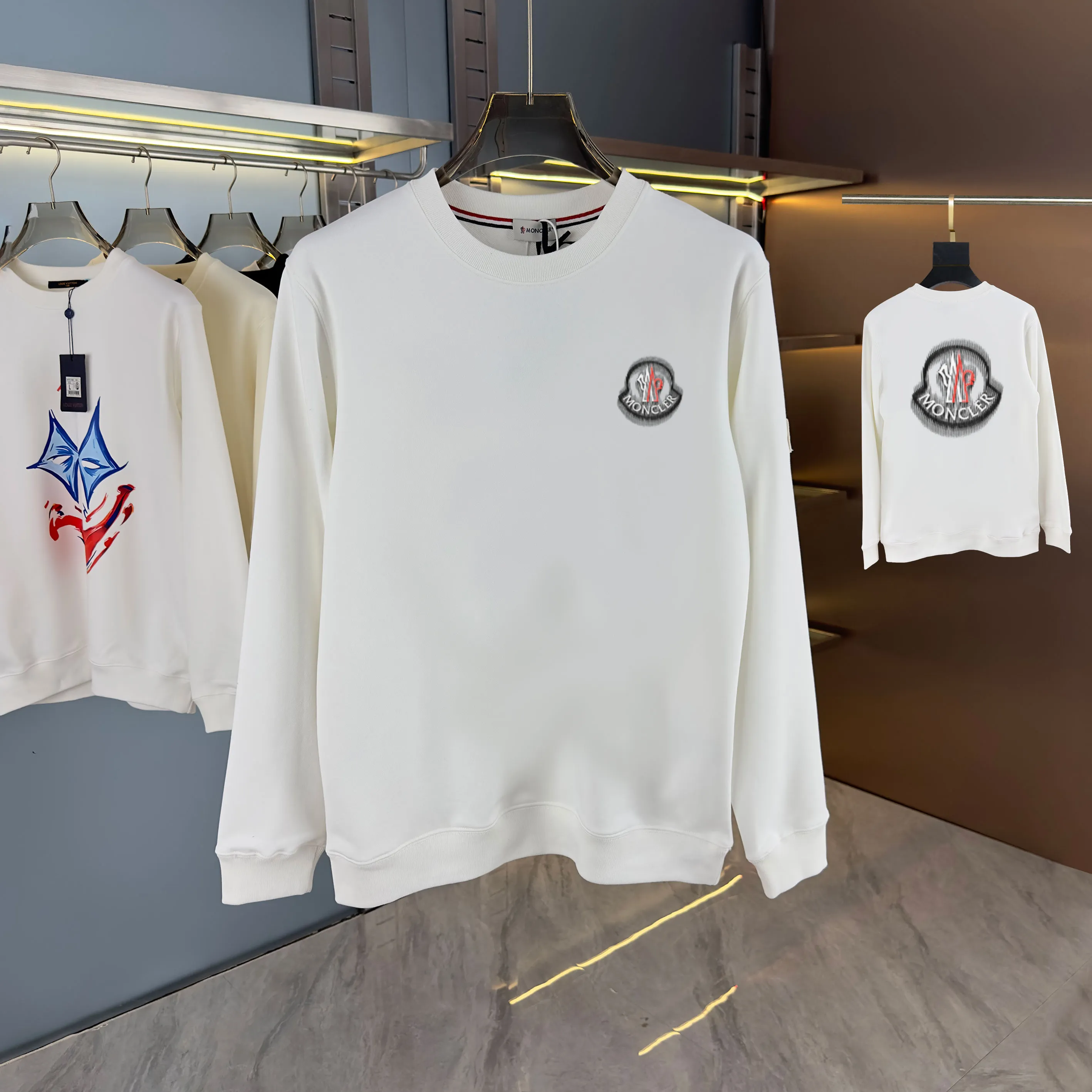 P210 high version sweatshirt) 📦With exclusive picture packaging📦 [Long-term ready stock] Upgraded version "Mobile phone smart sensor ~ NFC chip armband ~ Direct access to the official website anti-counterfeiting" 〖 𝐌𝐎𝐍𝐂𝐋𝐄𝐑 ~ Mouth covering〗 2025 new high quality, using 450g heavyweight fabric Different from the market currency, you can mix and match everything at will and you will be handsome😎The whole clothes is made of double waistcoats. The double waistcoats make the whole dress more three-dimensional. It is not an ordinary factory that can do such fine work. 2025 autumn and winter new style, on sale at the counter, exquisite printed round neck terry sweatshirt. High-end double-ply cotton. Customized stretch ribs are dyed in the same vat. Three standards are complete. It is matched with digital printing patterns and is very breathable. Same style for men and women. Color: black, white, apricot. Size: S M L XL 2XL