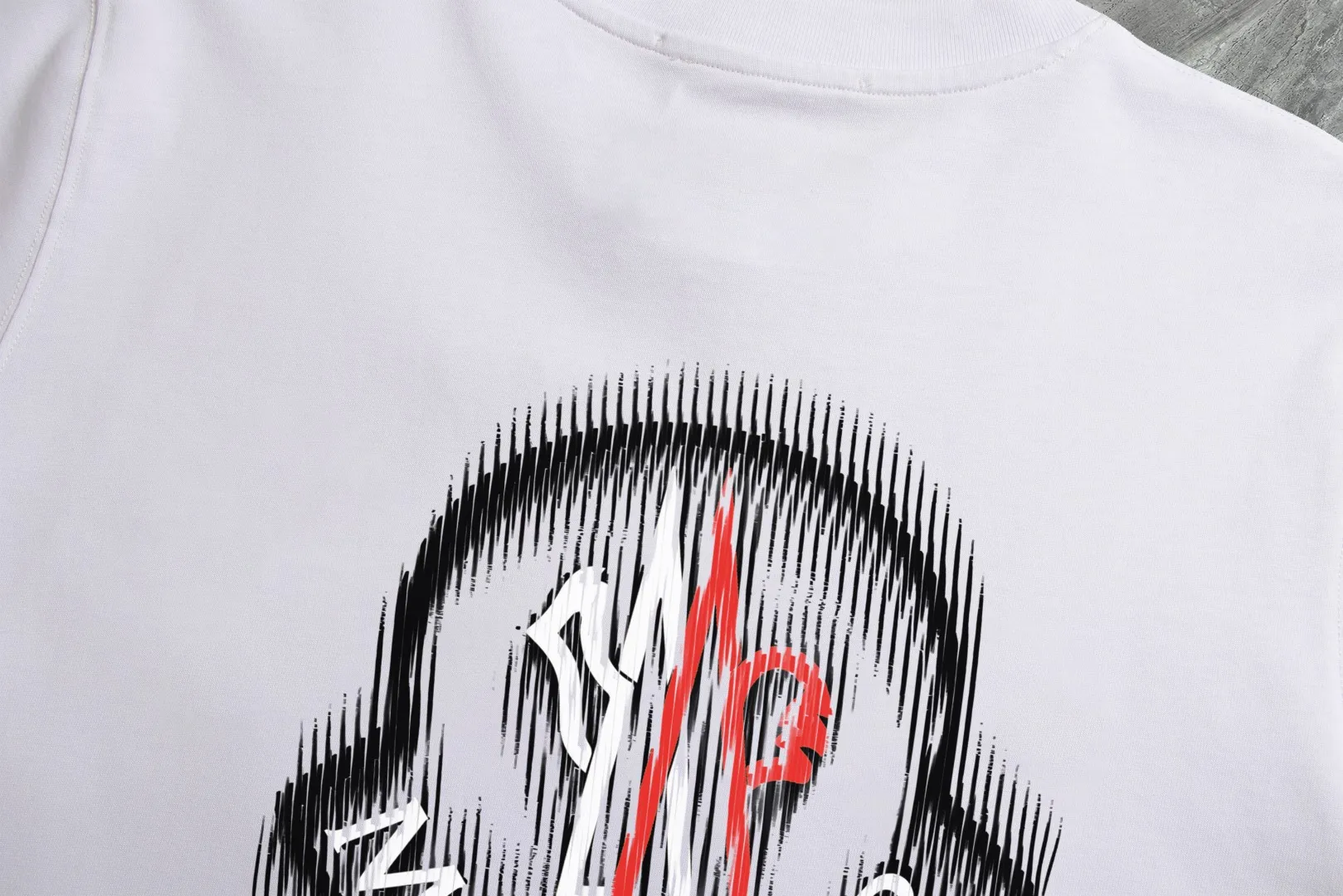P210 high version sweatshirt) 📦With exclusive picture packaging📦 [Long-term ready stock] Upgraded version "Mobile phone smart sensor ~ NFC chip armband ~ Direct access to the official website anti-counterfeiting" 〖 𝐌𝐎𝐍𝐂𝐋𝐄𝐑 ~ Mouth covering〗 2025 new high quality, using 450g heavyweight fabric Different from the market currency, you can mix and match everything at will and you will be handsome😎The whole clothes is made of double waistcoats. The double waistcoats make the whole dress more three-dimensional. It is not an ordinary factory that can do such fine work. 2025 autumn and winter new style, on sale at the counter, exquisite printed round neck terry sweatshirt. High-end double-ply cotton. Customized stretch ribs are dyed in the same vat. Three standards are complete. It is matched with digital printing patterns and is very breathable. Same style for men and women. Color: black, white, apricot. Size: S M L XL 2XL