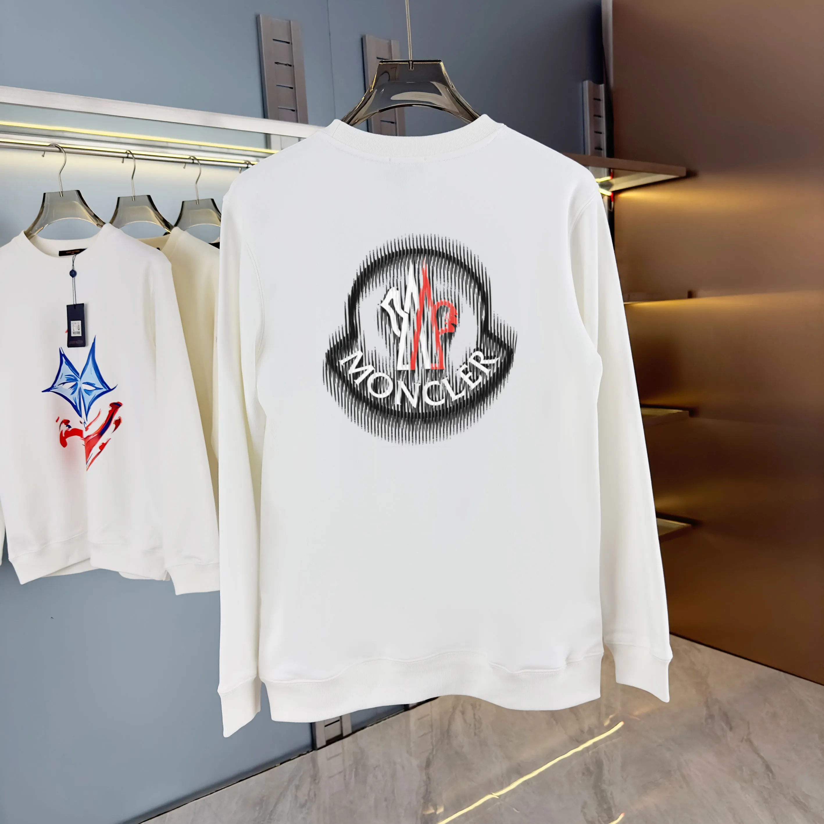 P210 high version sweatshirt) 📦With exclusive picture packaging📦 [Long-term ready stock] Upgraded version "Mobile phone smart sensor ~ NFC chip armband ~ Direct access to the official website anti-counterfeiting" 〖 𝐌𝐎𝐍𝐂𝐋𝐄𝐑 ~ Mouth covering〗 2025 new high quality, using 450g heavyweight fabric Different from the market currency, you can mix and match everything at will and you will be handsome😎The whole clothes is made of double waistcoats. The double waistcoats make the whole dress more three-dimensional. It is not an ordinary factory that can do such fine work. 2025 autumn and winter new style, on sale at the counter, exquisite printed round neck terry sweatshirt. High-end double-ply cotton. Customized stretch ribs are dyed in the same vat. Three standards are complete. It is matched with digital printing patterns and is very breathable. Same style for men and women. Color: black, white, apricot. Size: S M L XL 2XL