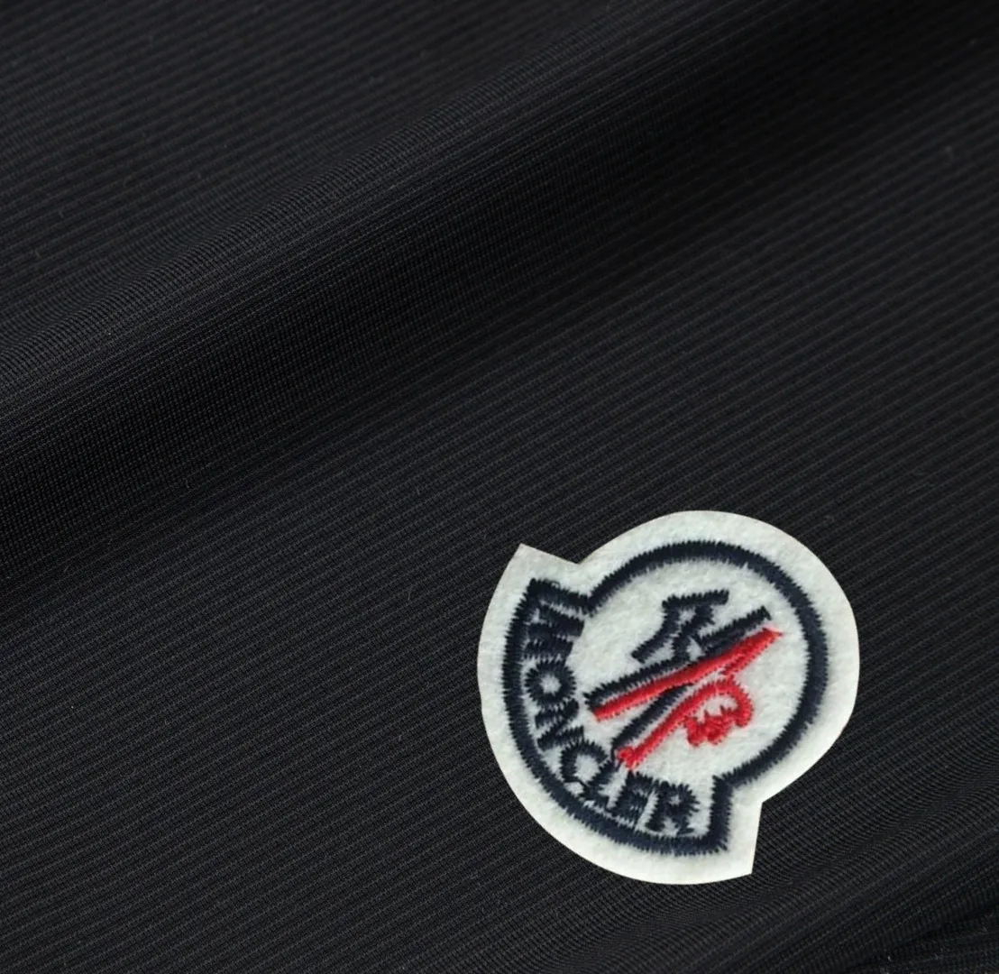 P230 Moncler spring and summer new model, two-color high-quality thin sports and leisure ice silk pants. Smooth, comfortable, anti-wrinkle and traceless pants. 🗯Soft texture, slightly elastic to the touch, cool ice silk pants. Waist elastic band, fashionable version design. 🗯 Neat and neat wiring, suitable for both sports and leisure! It can be easily controlled by all body types. Two classic colors are available. 🗯New summer product. Versatile and easy to match. The upper body is very simple, handsome and stylish. It can be easily controlled by men and women. Color: Black Gray Size: S-XL