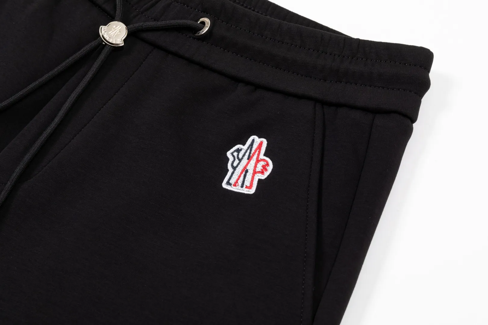 P290 Moncler new men's original casual pants and sweatpants, high-end customization, fashionable and versatile ✨✨✨three-dimensional embroidery embossed letter logo design, customized original imported 100% knitted cotton fabric, imported hardware accessories, elegant and handsome upper body, brand new sense of sight! The factory's fine workmanship and details are all in place. There is no need to choose anyone, and you must pay for your own money. Size: M-3XL (the largest size can wear about 185 pounds) black