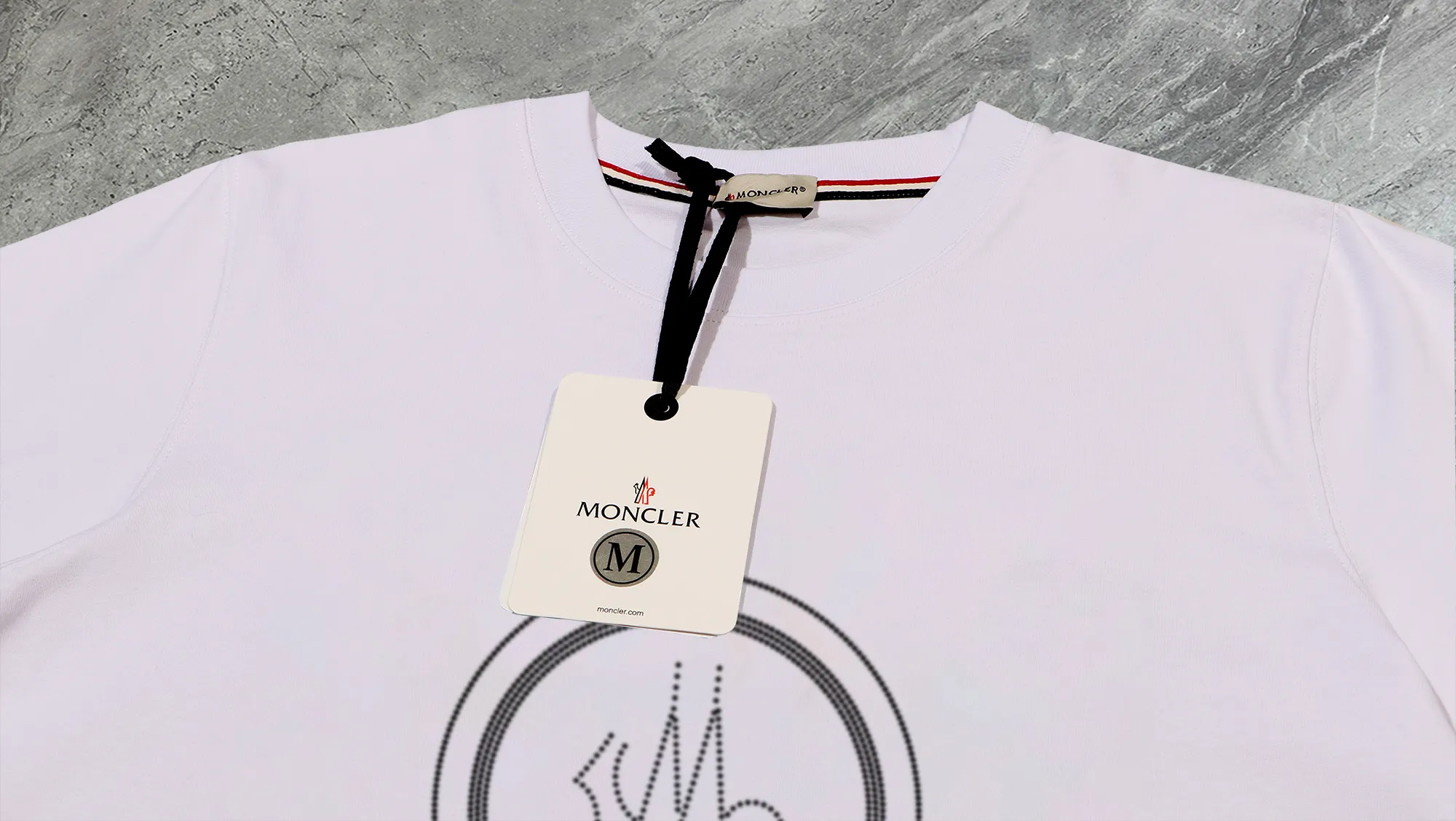 P210 High-version sweatshirt) [Long-term stock] 〖𝐌𝐎𝐍𝐂𝐋𝐄𝐑~Mask〗 Made of 440g heavy-weight fabric. It is different from the market currency. It can be matched with any variety and is properly handsome. 😎The whole dress is made of double waistcoats. The double waistcoats make the whole dress more three-dimensional. Not ordinary factories can do such fine work. 2025 Spring runway version of the T stage, on sale at the counter, round neck terry sweatshirt, high-end double-strand pure cotton, custom-made stretch ribs, dyed in the same vat, complete with three standards, matched with exquisite embroidered LOGO on the chest, simple and advanced, same style for men and women. Color: black, apricot, white, size: S M L XL 2XL