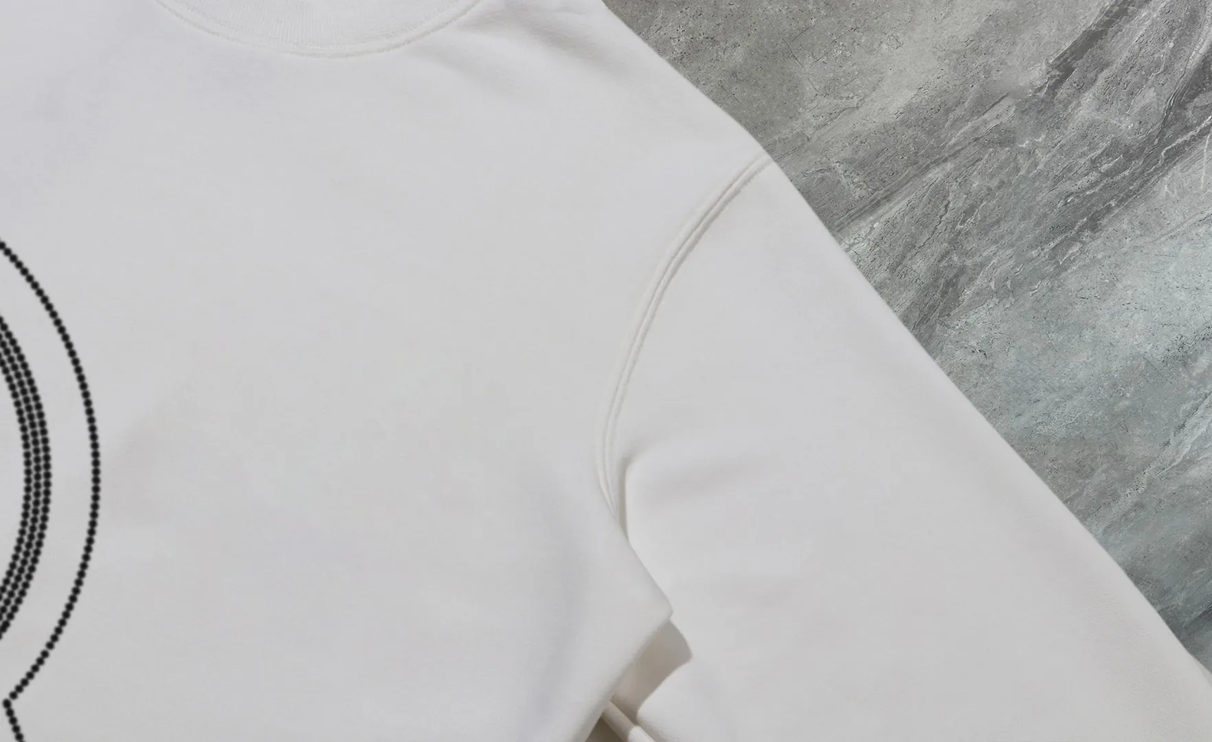 P210 High-version sweatshirt) [Long-term stock] 〖𝐌𝐎𝐍𝐂𝐋𝐄𝐑~Mask〗 Made of 440g heavy-weight fabric. It is different from the market currency. It can be matched with any variety and is properly handsome. 😎The whole dress is made of double waistcoats. The double waistcoats make the whole dress more three-dimensional. Not ordinary factories can do such fine work. 2025 Spring runway version of the T stage, on sale at the counter, round neck terry sweatshirt, high-end double-strand pure cotton, custom-made stretch ribs, dyed in the same vat, complete with three standards, matched with exquisite embroidered LOGO on the chest, simple and advanced, same style for men and women. Color: black, apricot, white, size: S M L XL 2XL