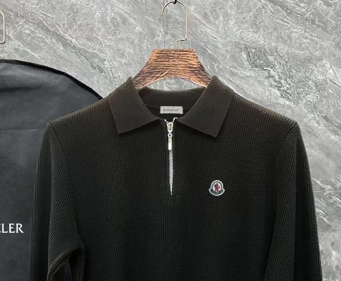P250 Moncler masked zipper lapel sweater, the latest 2025 casual Polo wool sweater.  The texture is delicate, soft and comfortable, skin-friendly and warm, not easy to deform, simple and high-end style, and the logo on the chest is very exquisite and perfect! The upper body effect is very strong 👍 Color: black, gray Size: S-XL