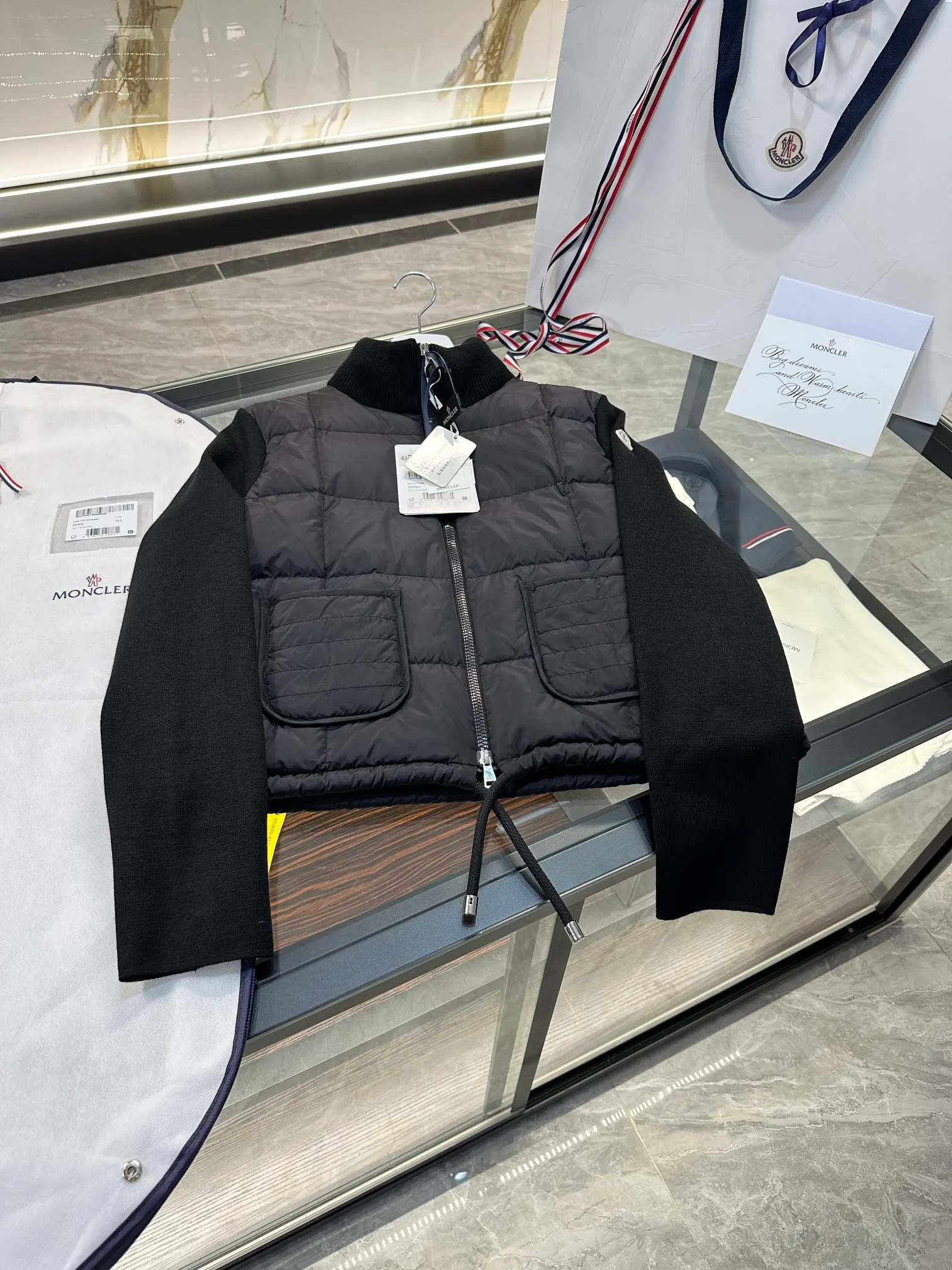 P600 Moncler women's padded wool zipper cardigan. More details shot. L258031