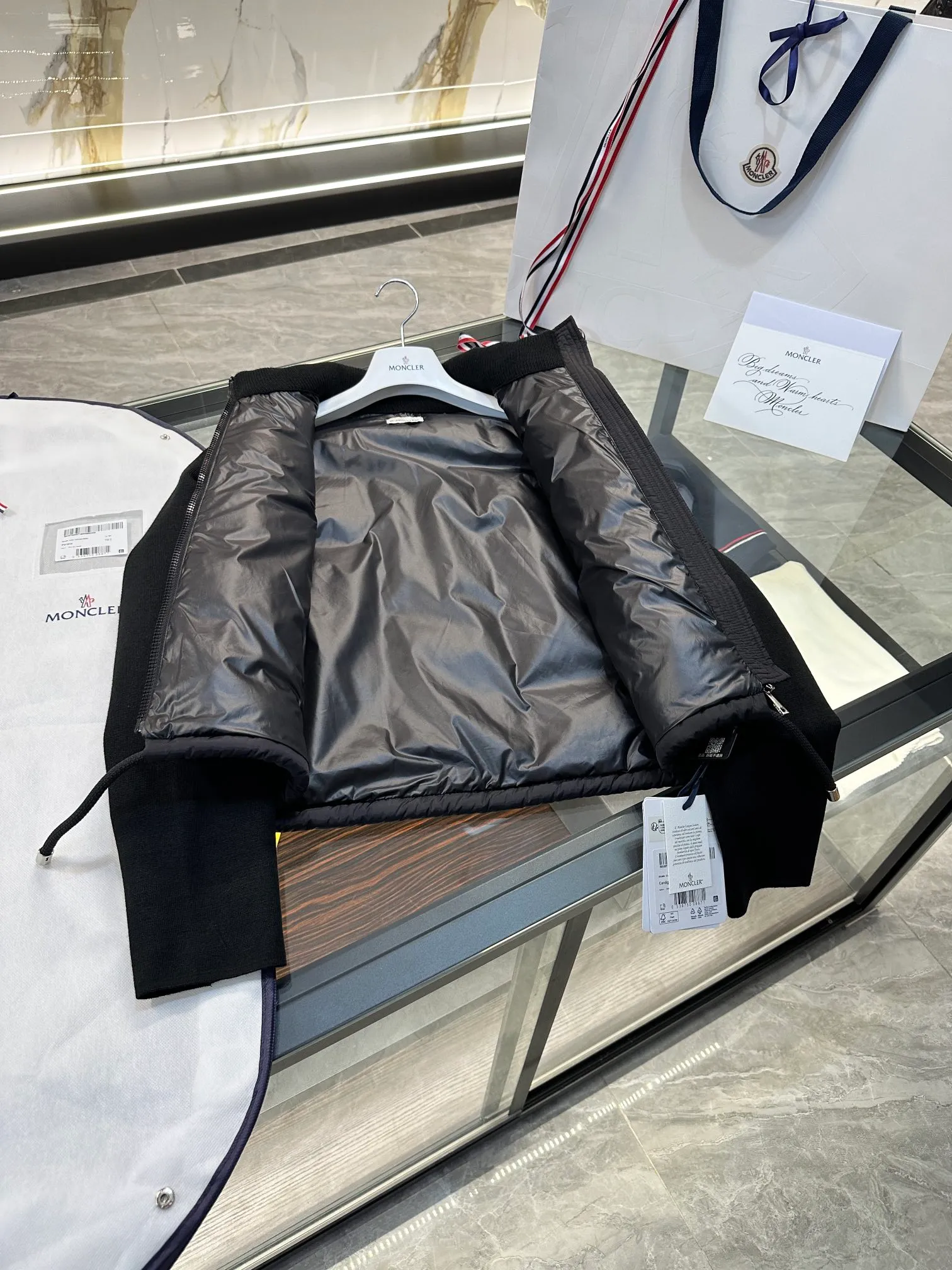 P600 Moncler women's padded wool zipper cardigan. More details shot. L258031